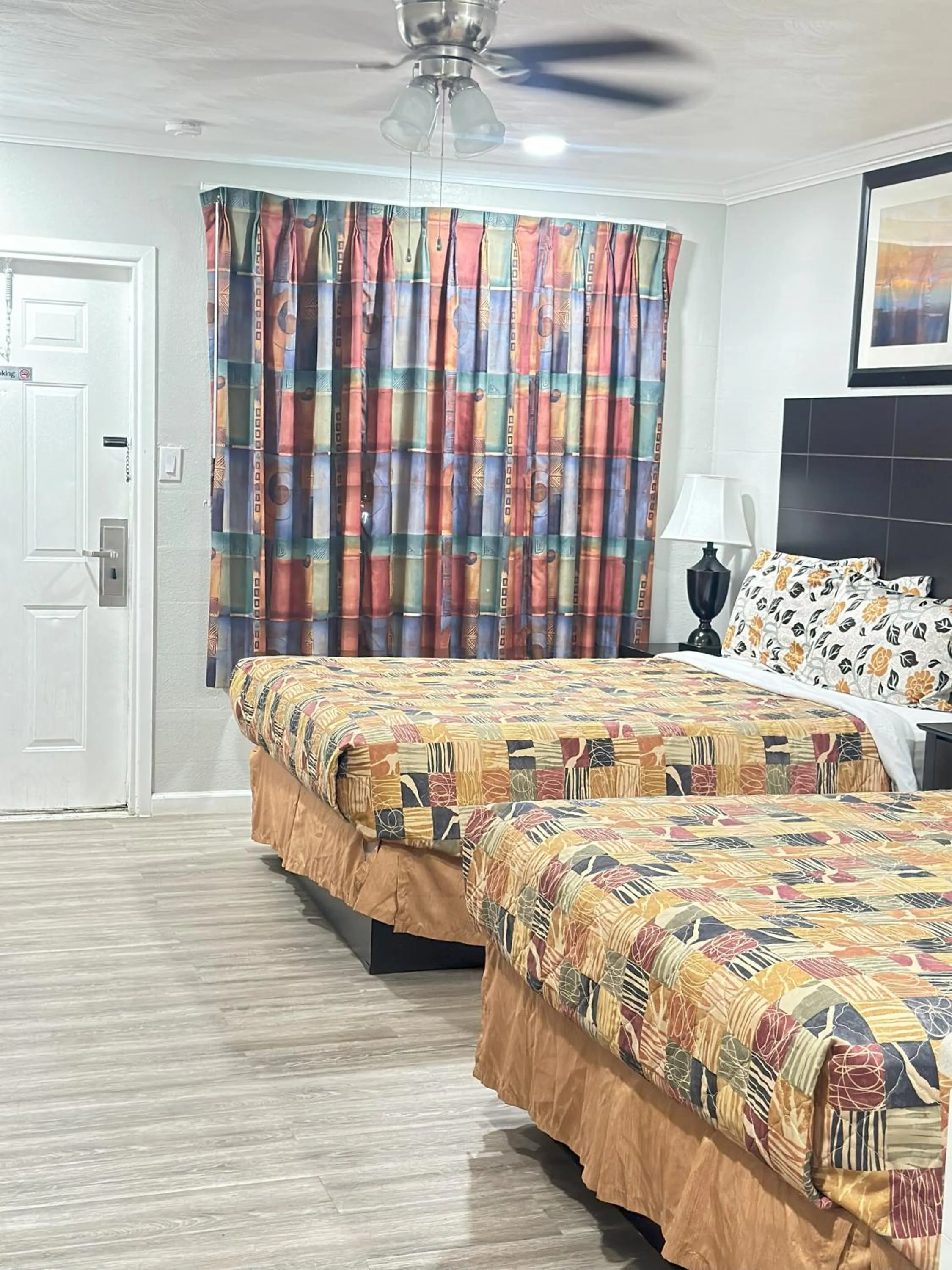 Bed in Sunshine Inn & Suites Venice, Florida