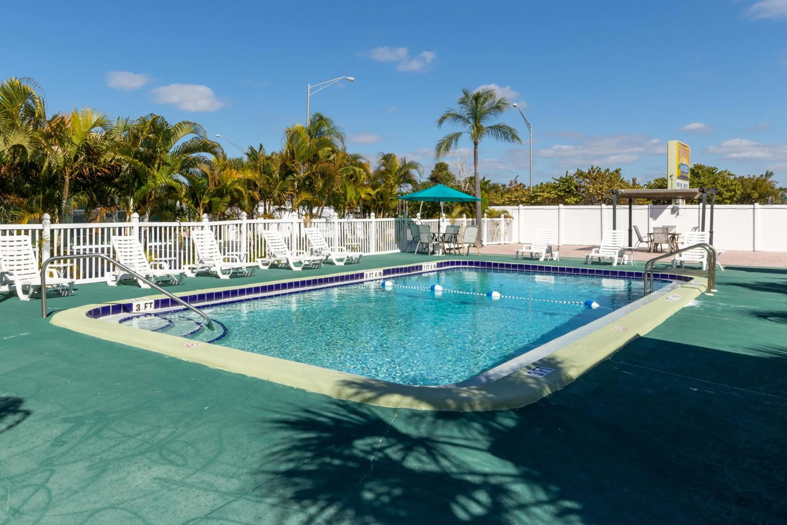 Swimming pool in Sunshine Inn & Suites Venice, Florida