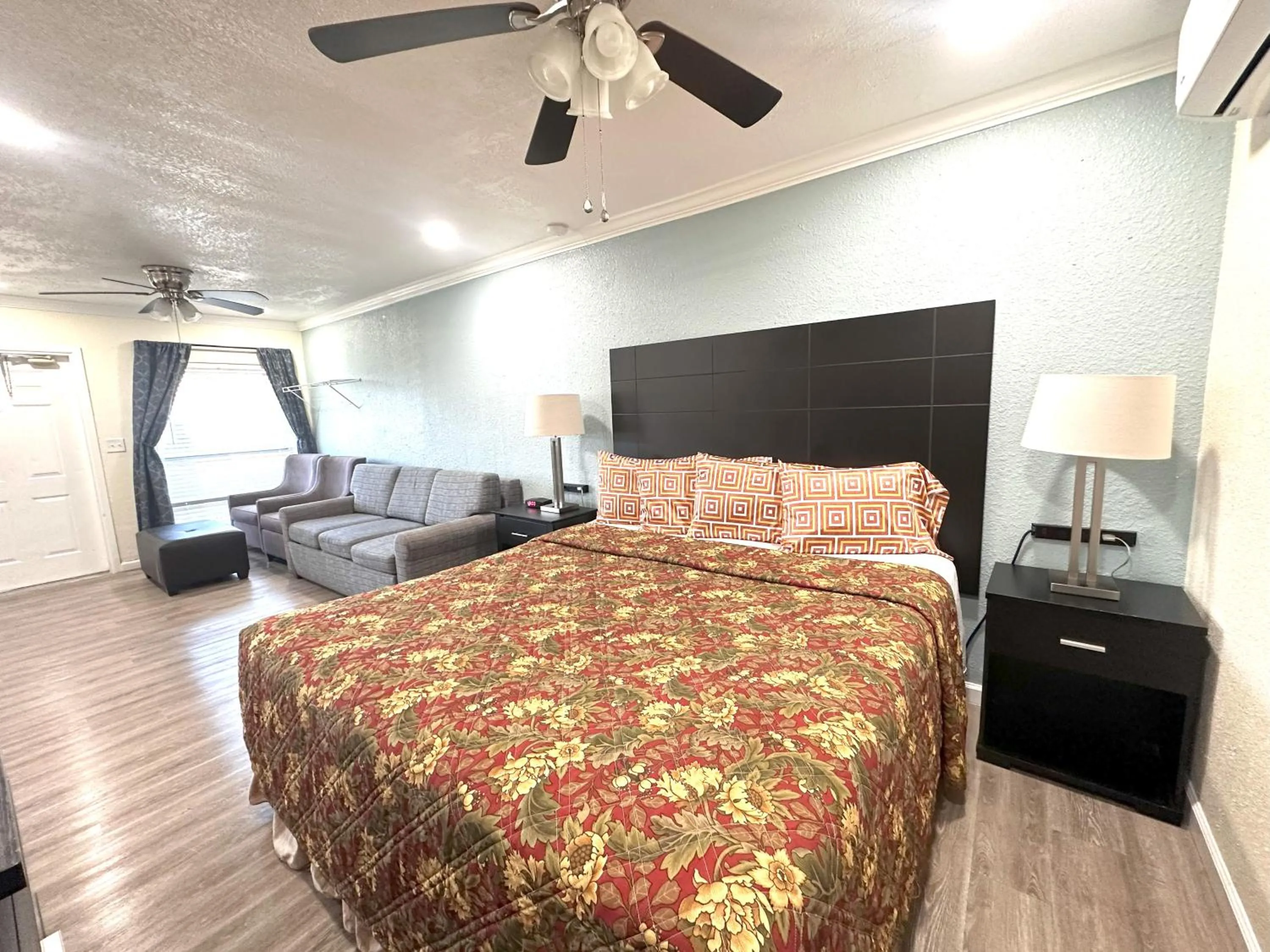 Bed in Sunshine Inn & Suites Venice, Florida