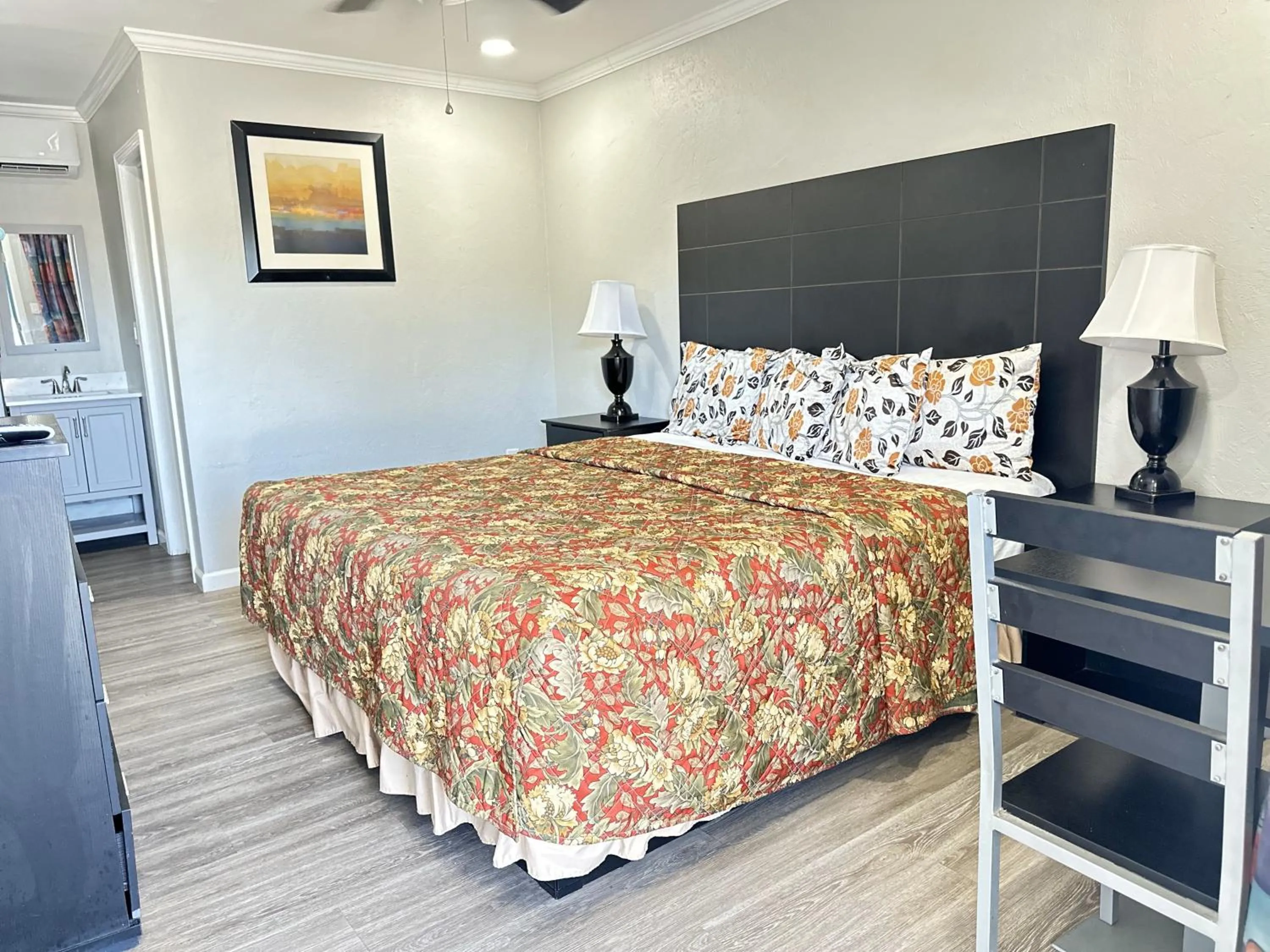 Bed in Sunshine Inn & Suites Venice, Florida