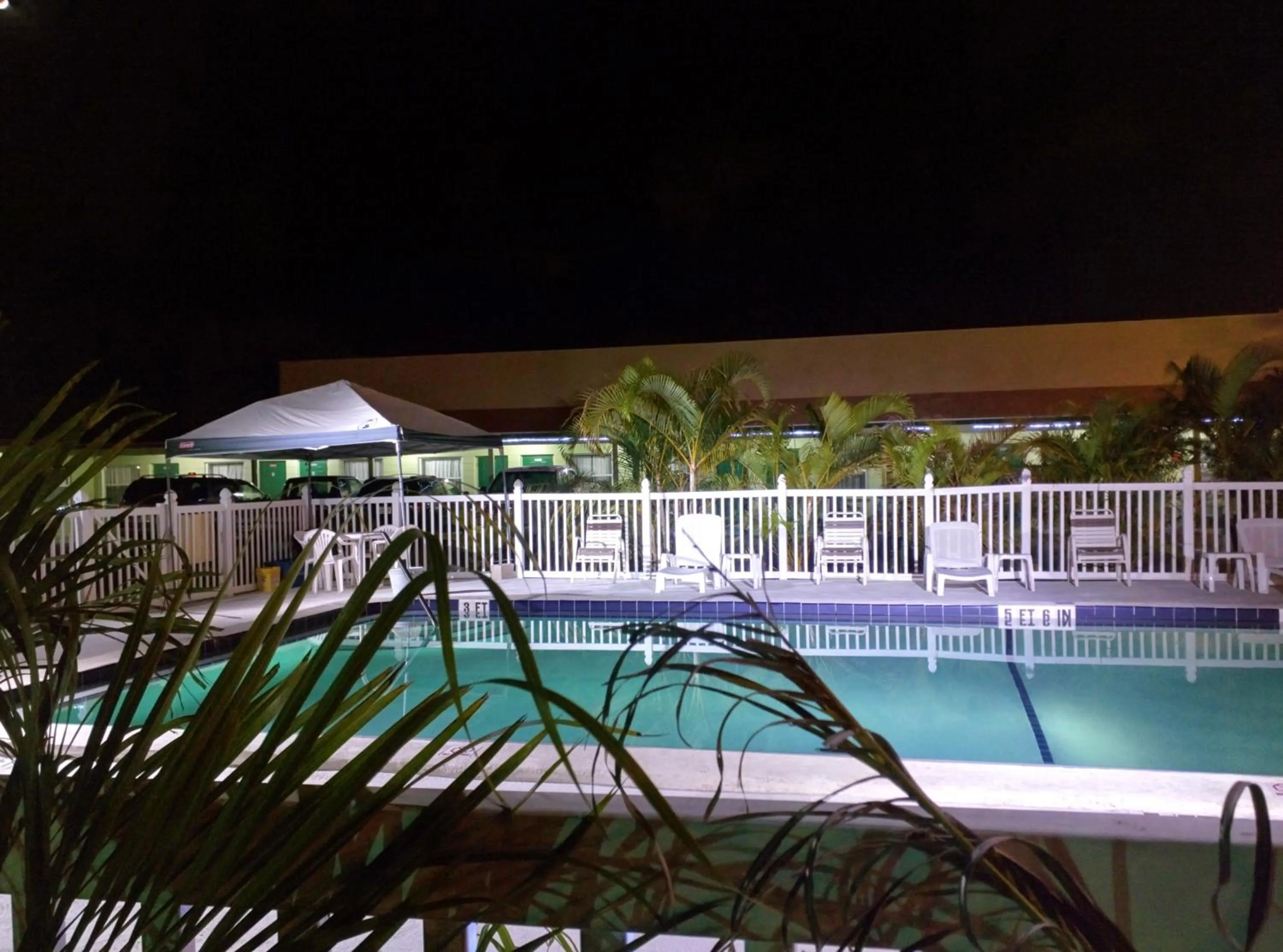 Swimming pool in Sunshine Inn & Suites Venice, Florida