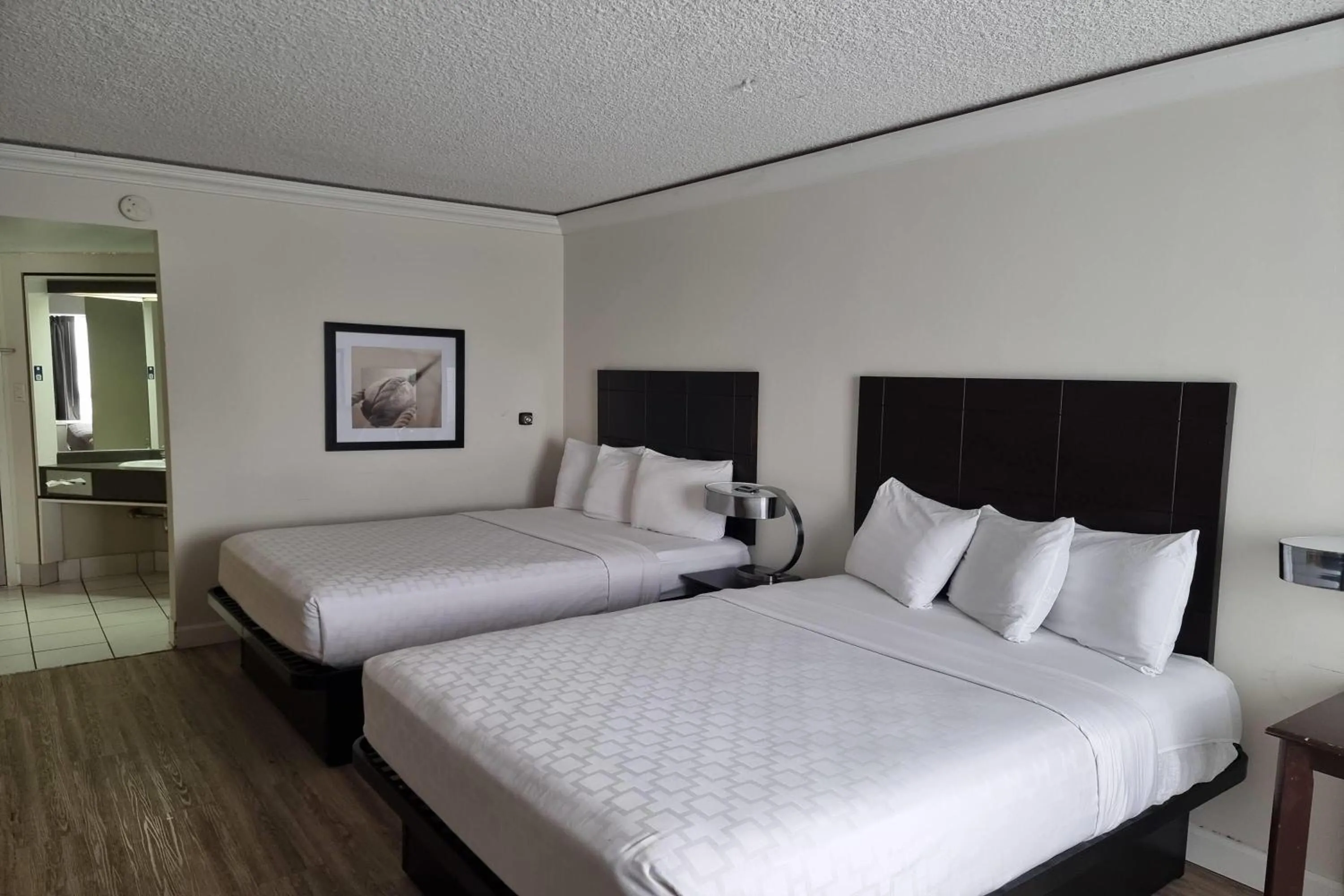 Photo of the whole room, Bed in Travelodge by Wyndham Trois-Rivieres