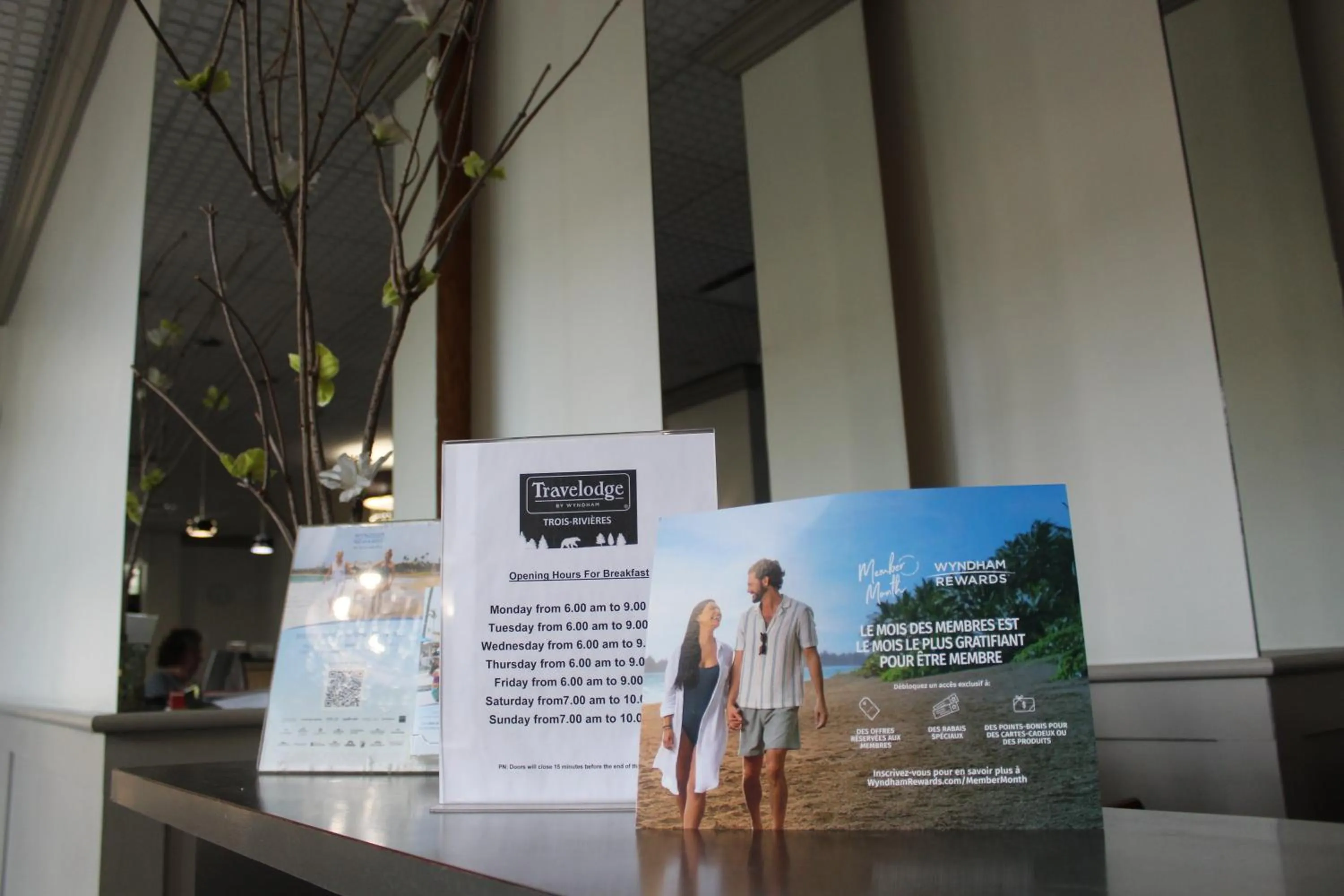 Lobby or reception in Travelodge by Wyndham Trois-Rivieres