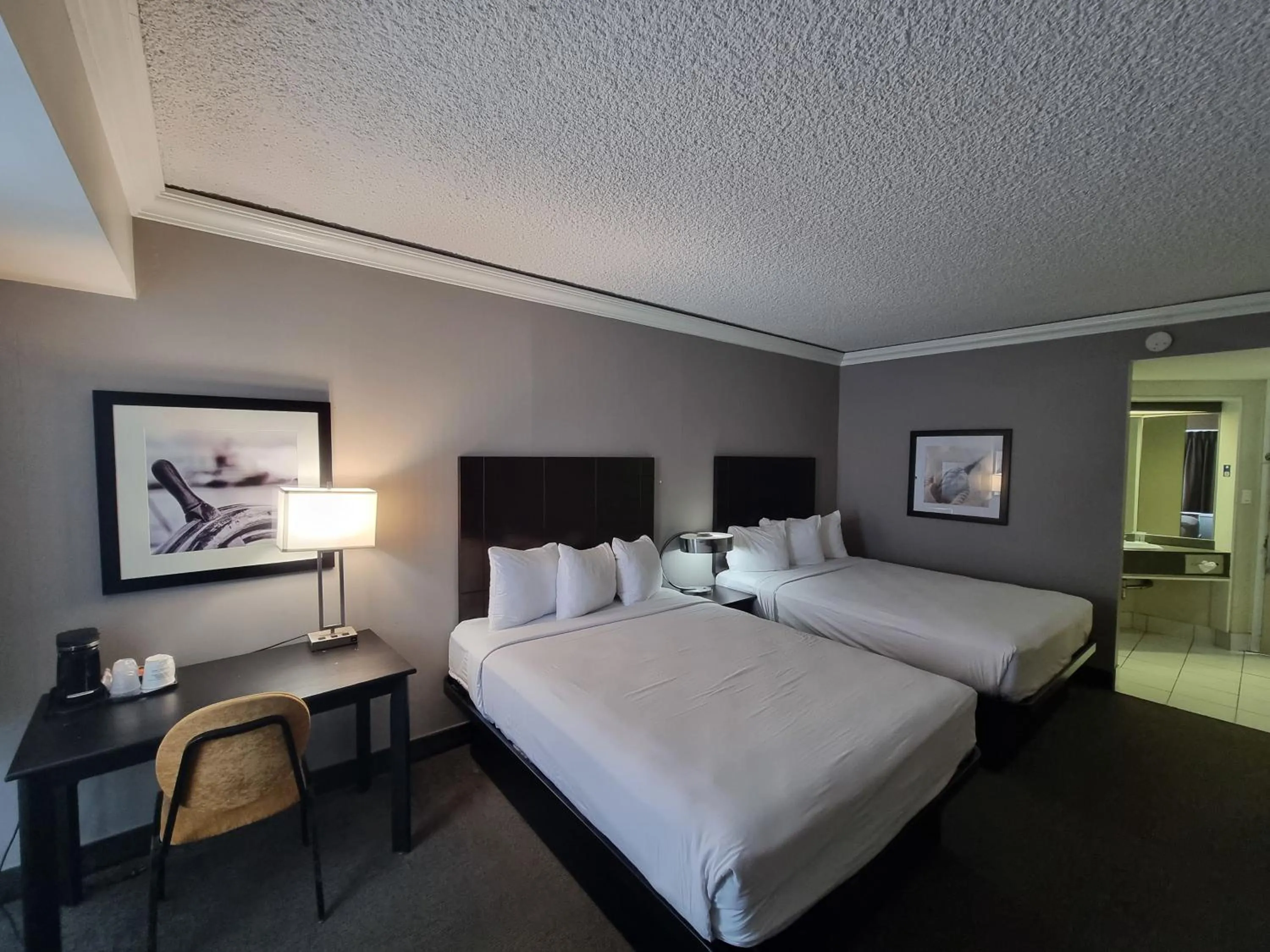Photo of the whole room, Bed in Travelodge by Wyndham Trois-Rivieres