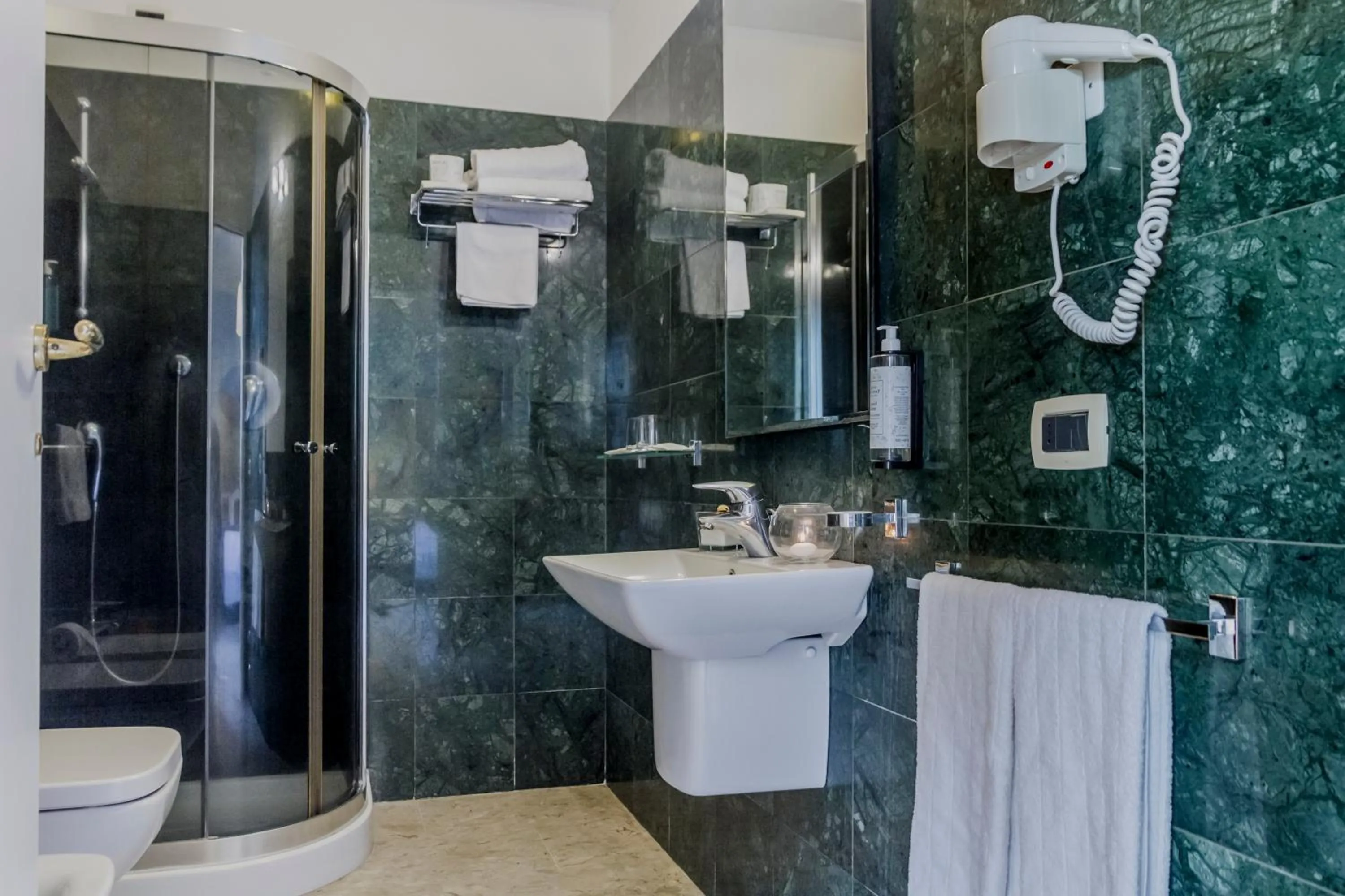 Shower in Hotel Terme Marine Leopoldo II TERME & SPA