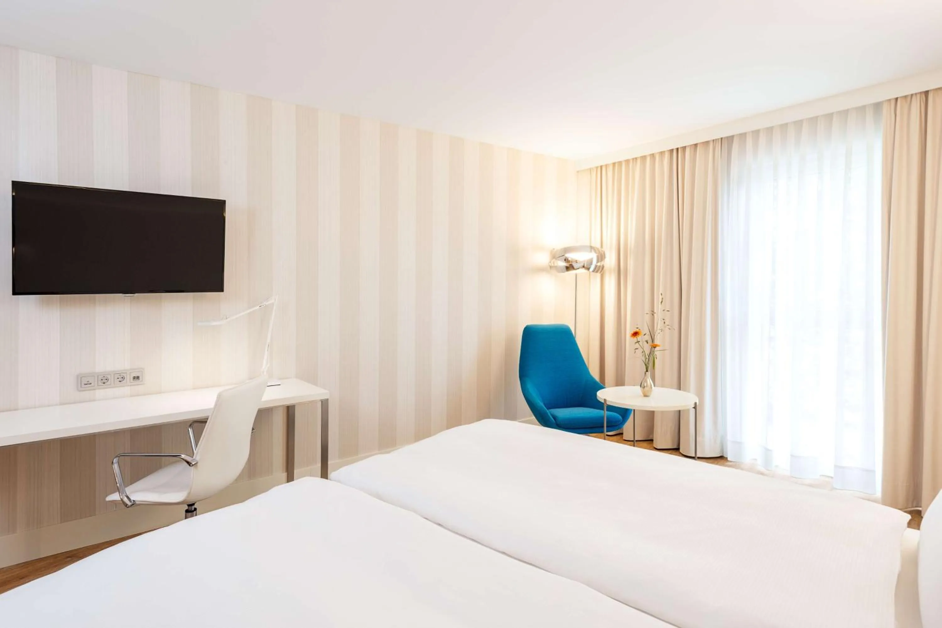 Photo of the whole room, Bed in NH Essen