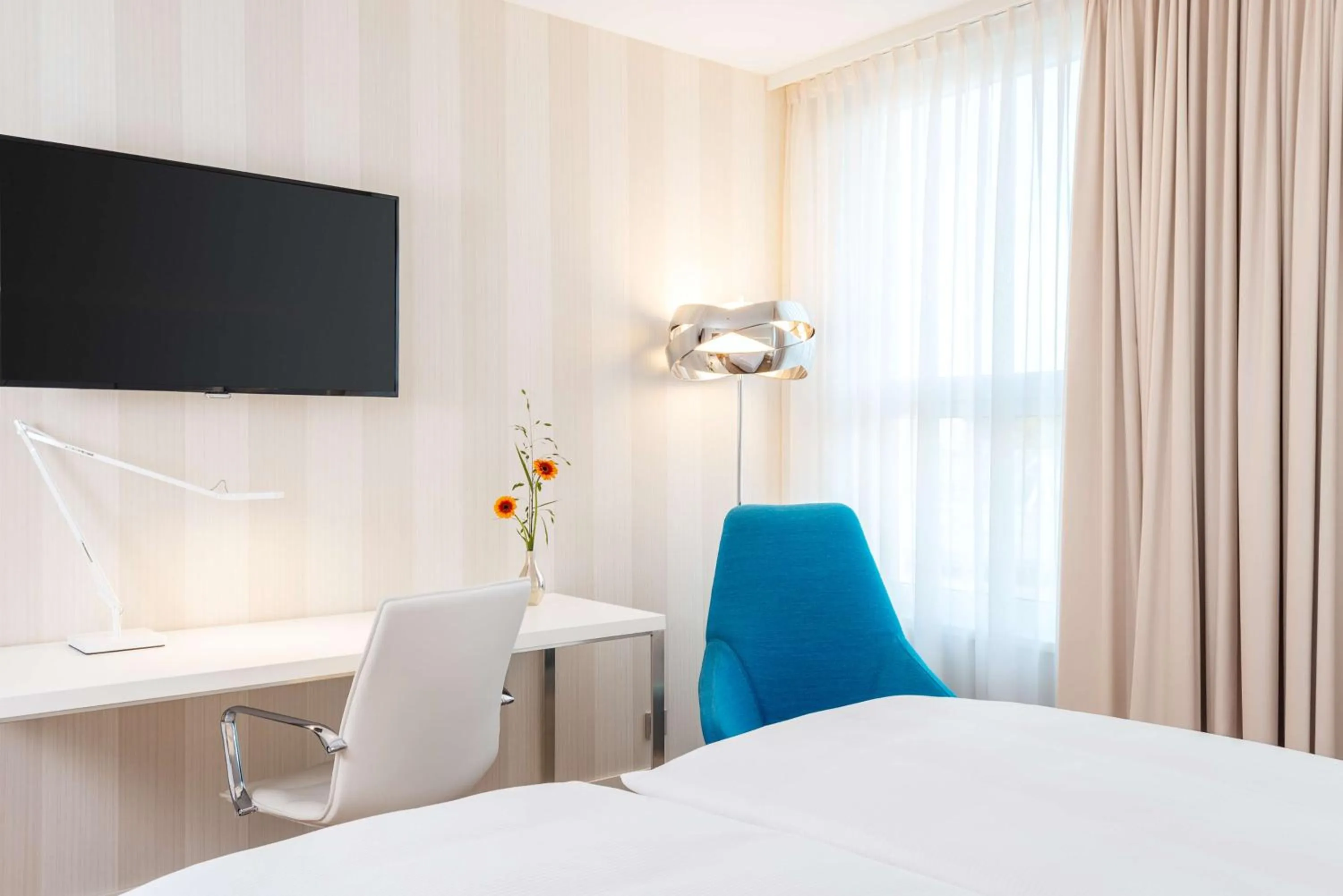 Photo of the whole room, Bed in NH Essen