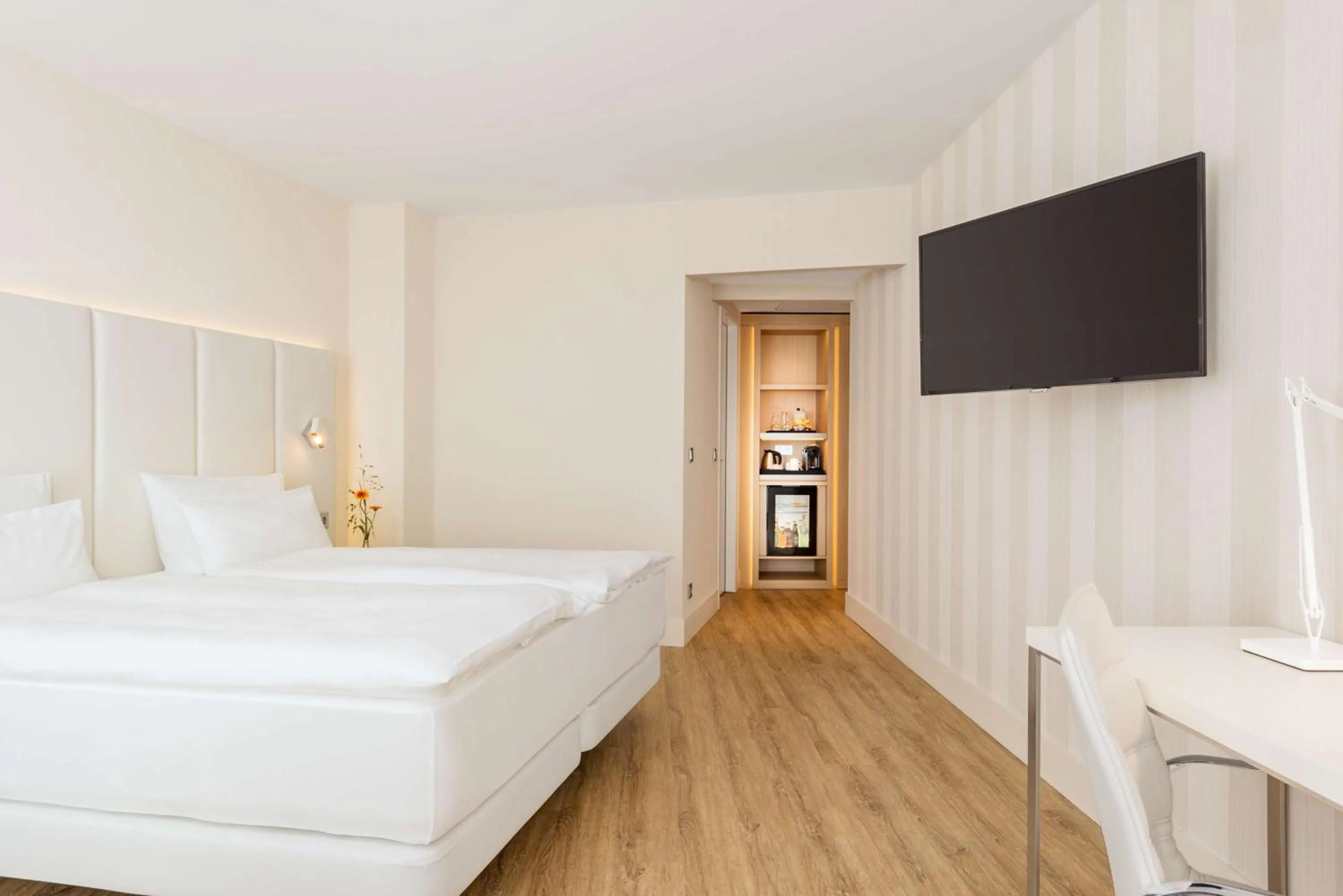 Photo of the whole room, Bed in NH Essen