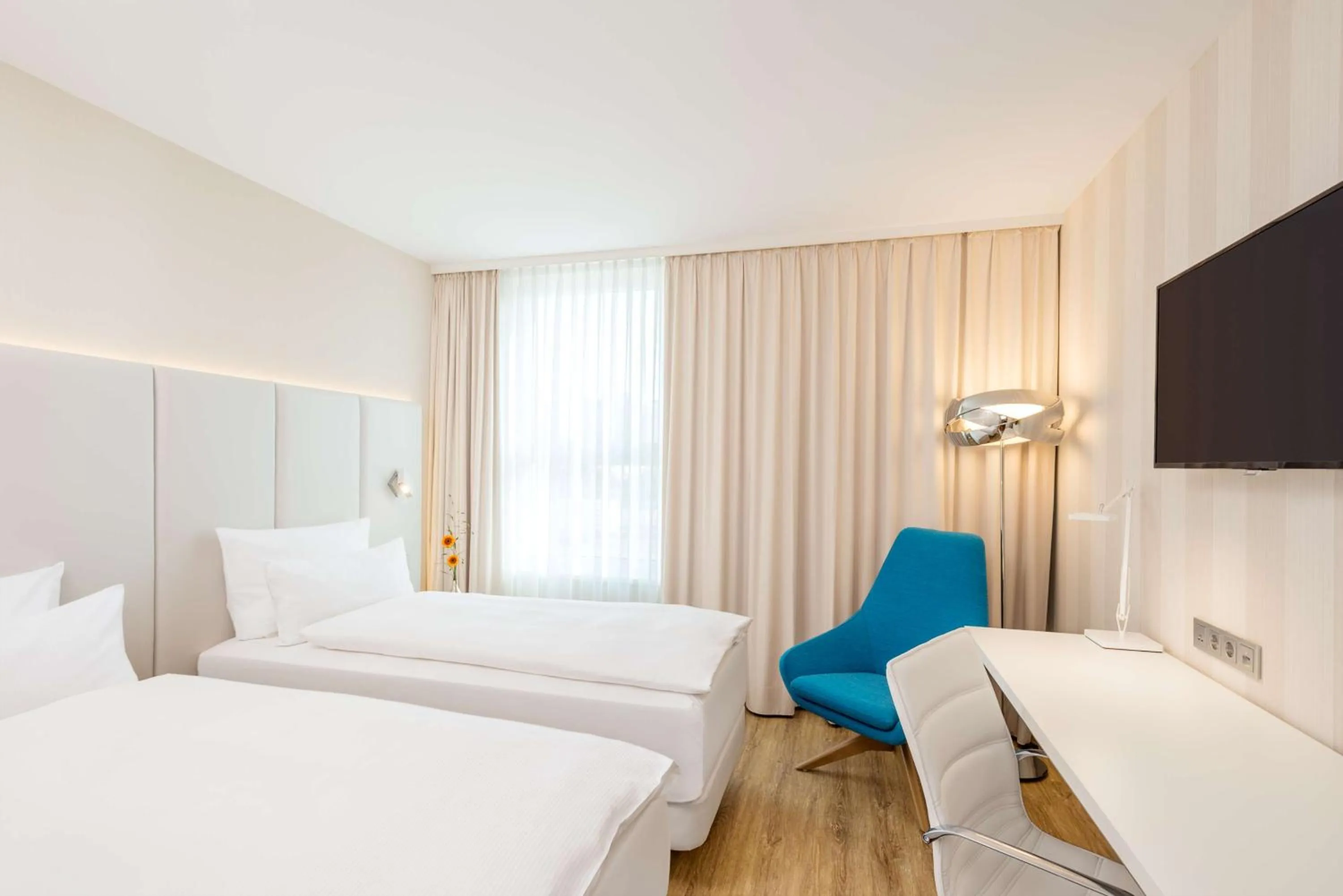 Photo of the whole room, Bed in NH Essen