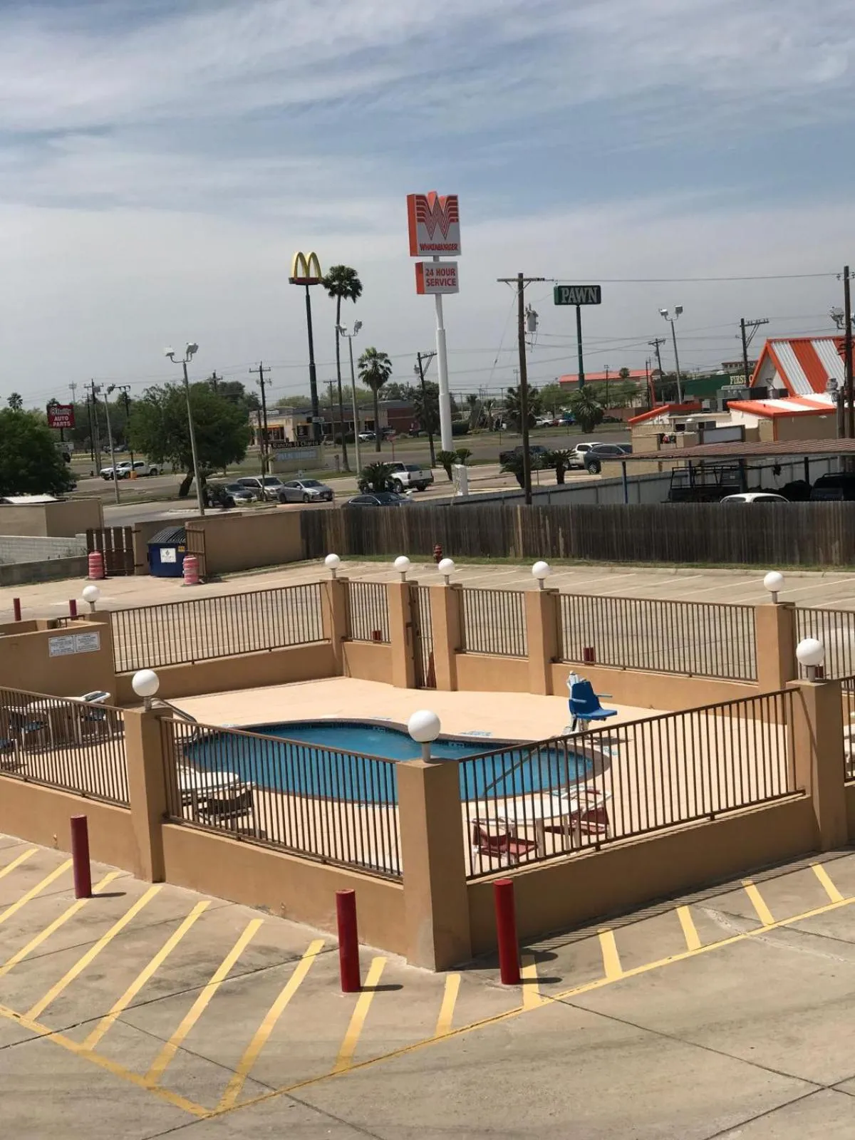Swimming pool in Texas Inn & Suites