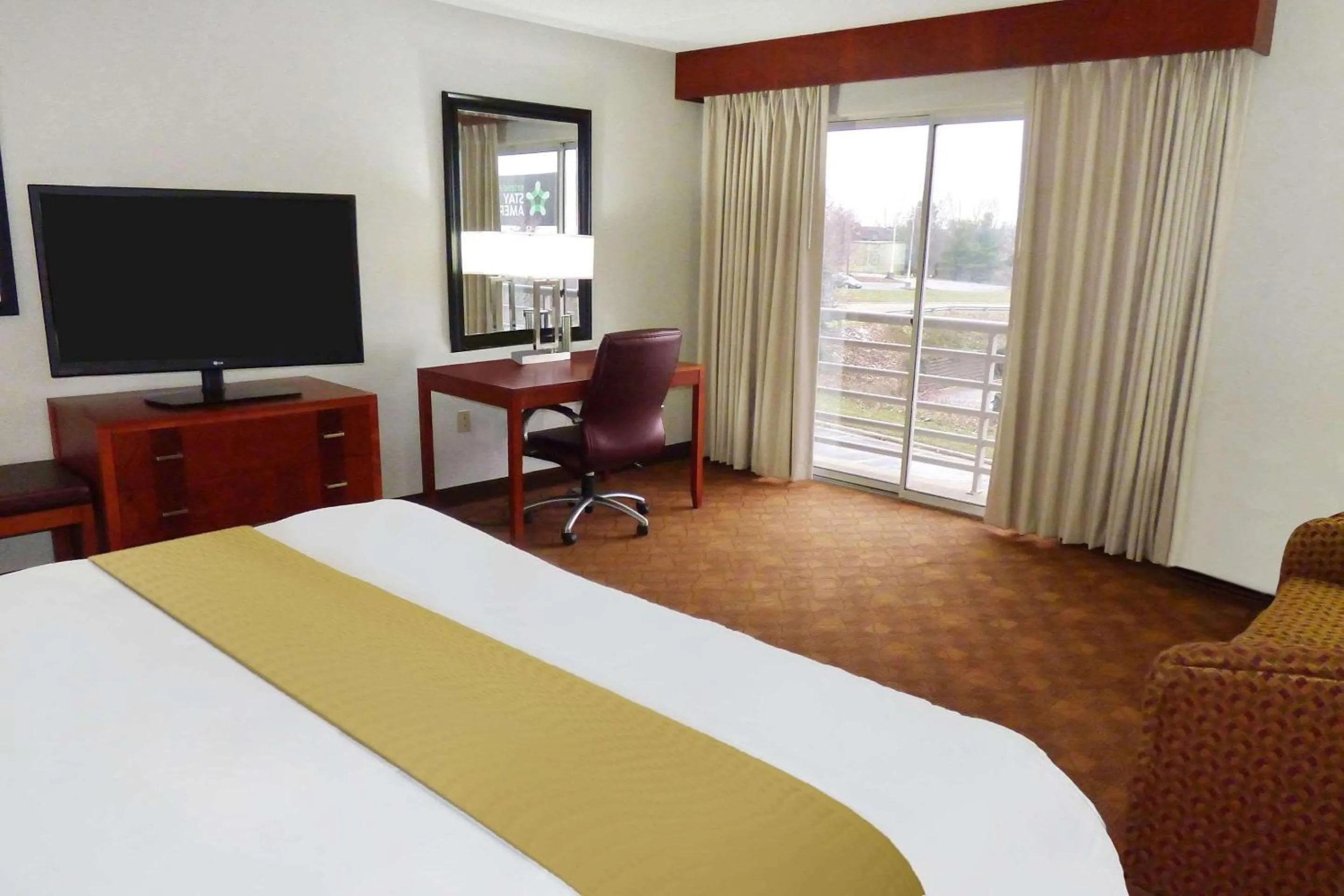 Bedroom, Bed in Radisson Akron-Fairlawn Copley