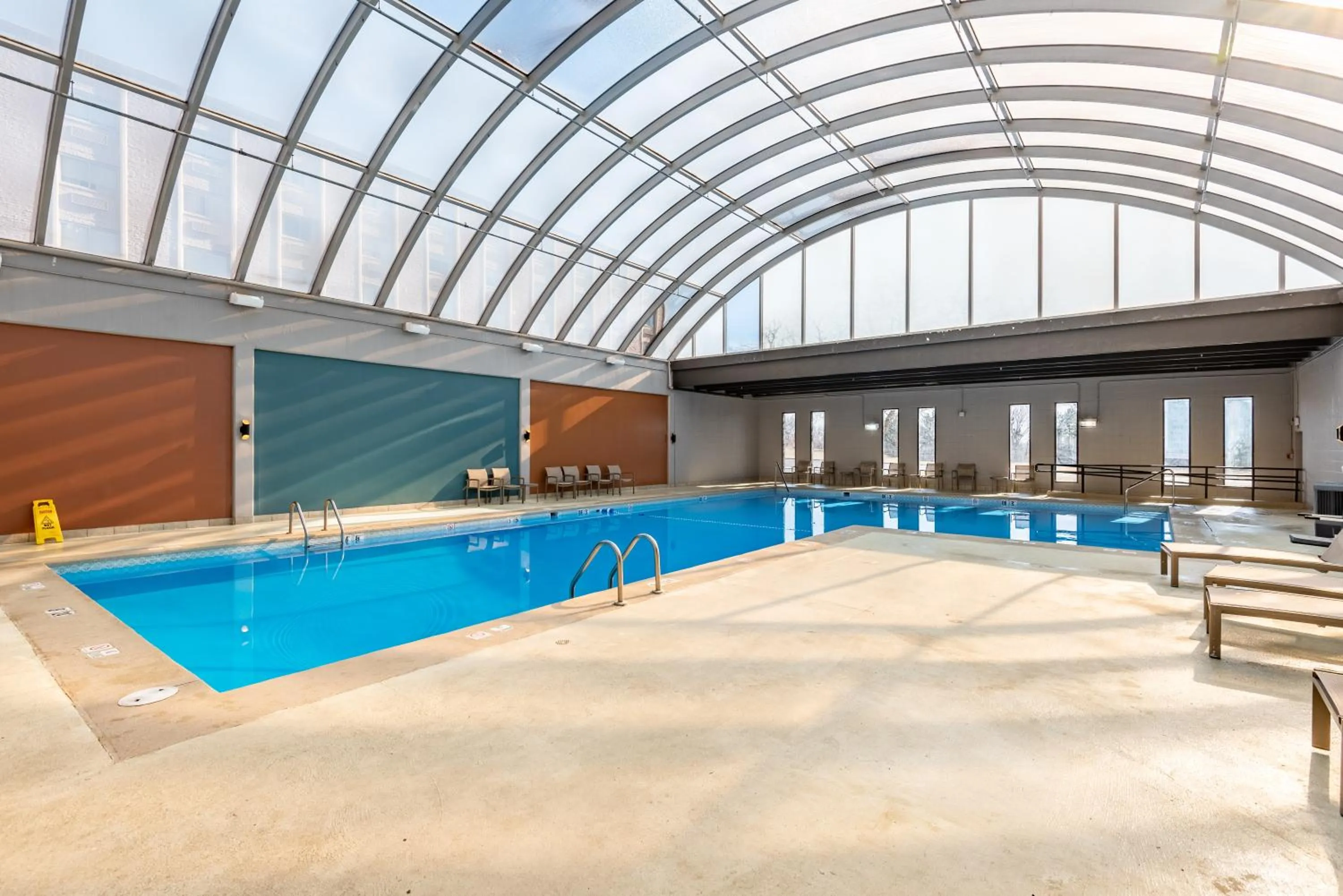 Swimming pool in Wyndham Omaha Hotel - West Dodge