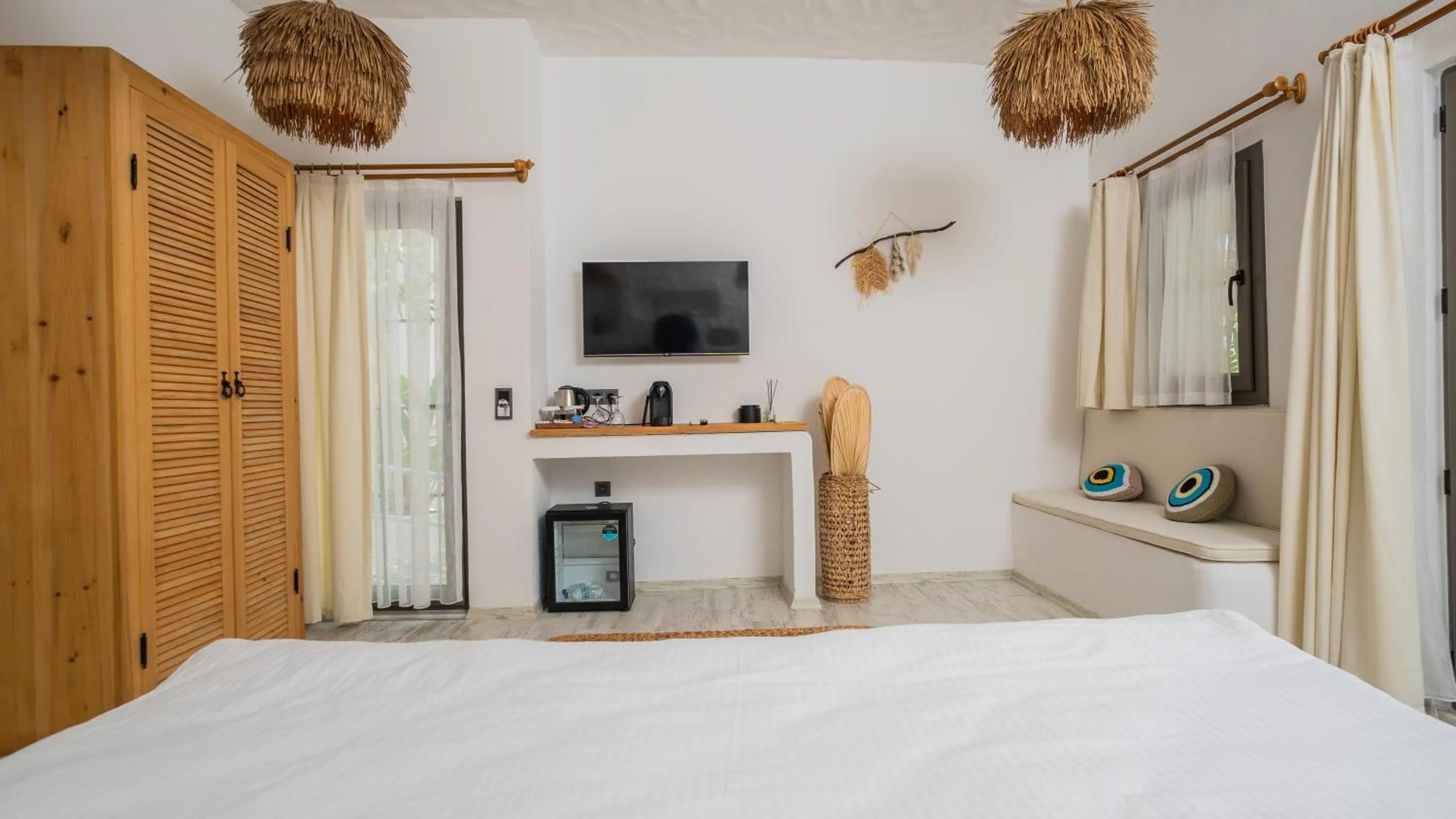 Photo of the whole room, Bed in Salonika Suites