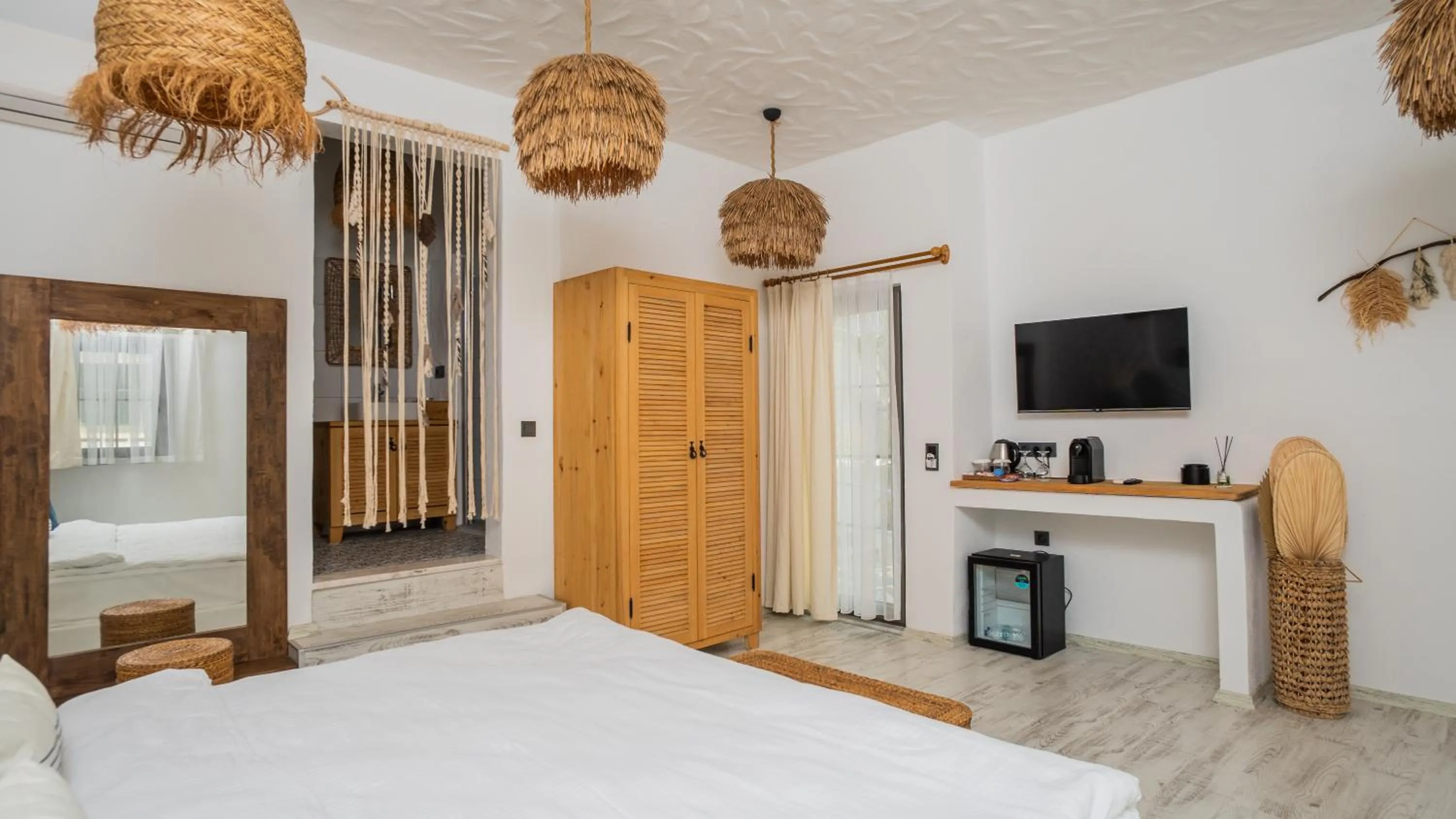 Photo of the whole room, Bed in Salonika Suites