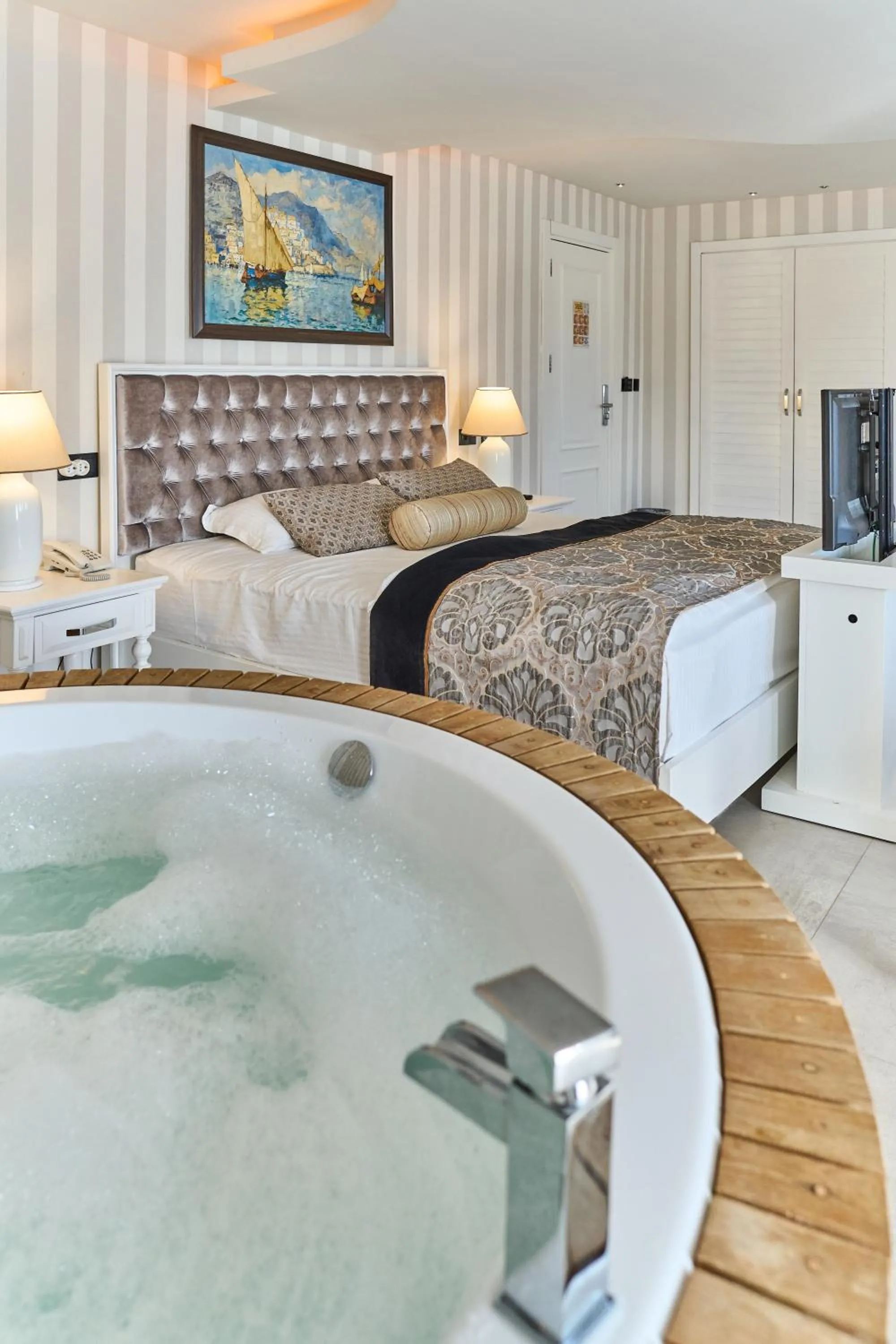 Hot Tub, Bed in Salonika Suites