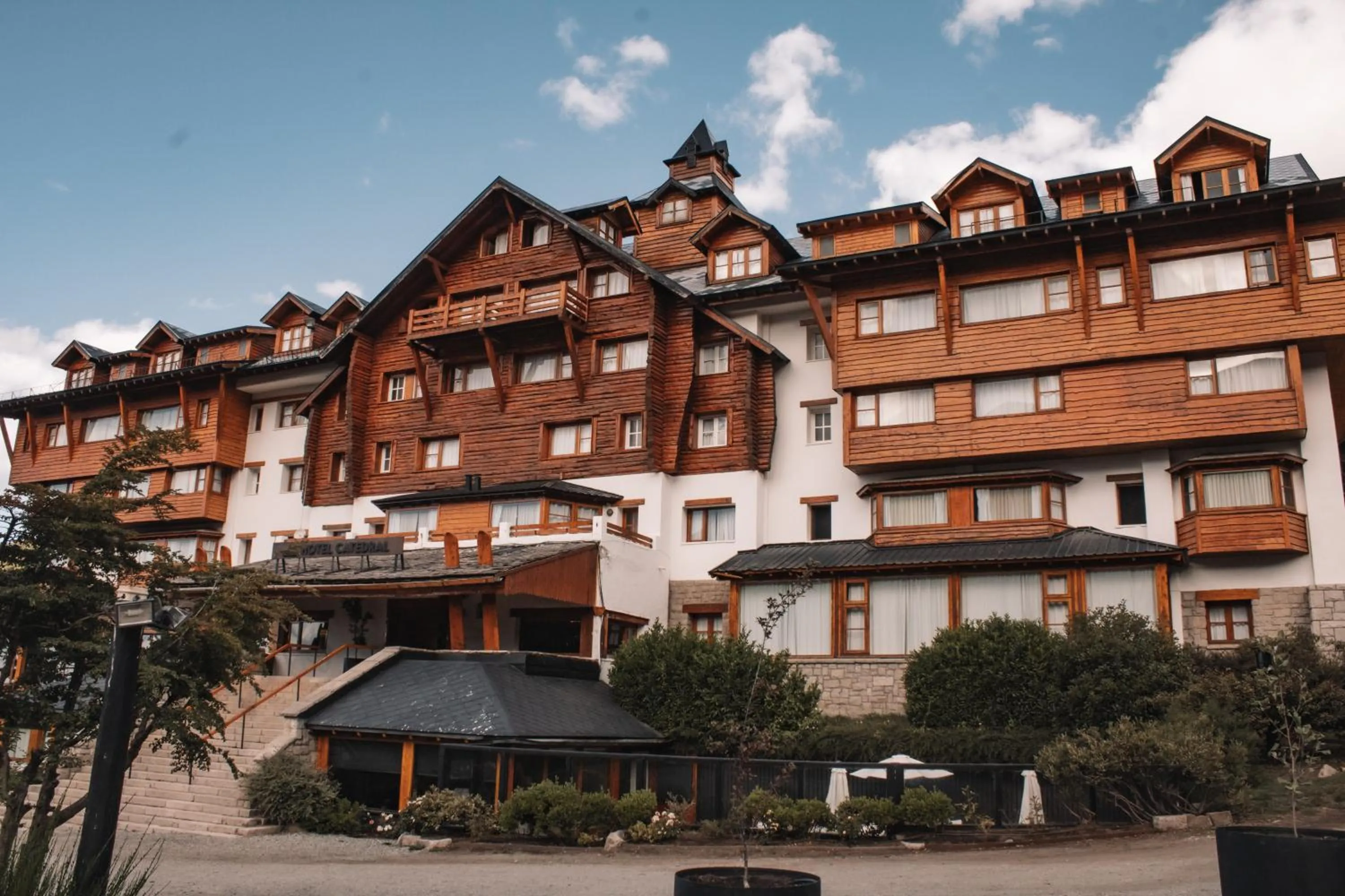 Facade/entrance in Hotel Catedral Patagonia Ski & Wellness