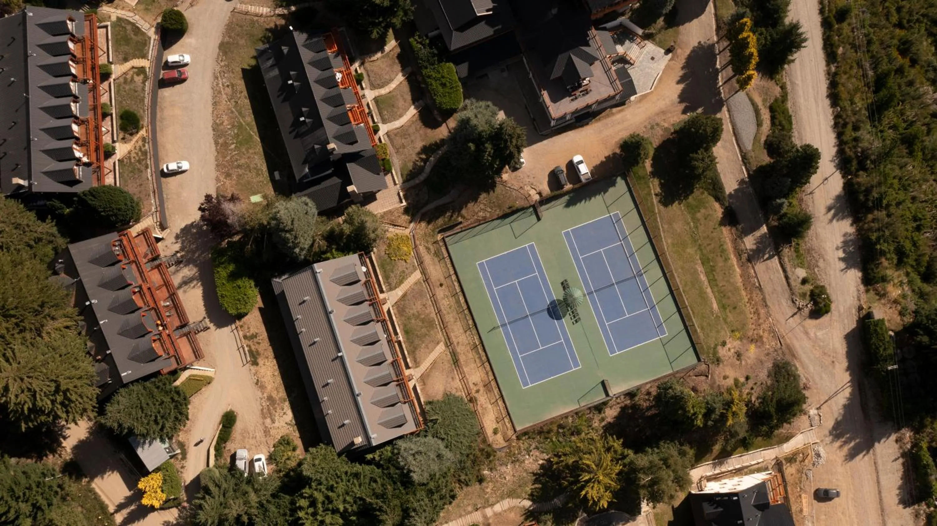 Tennis court in Hotel Catedral Patagonia Ski & Wellness