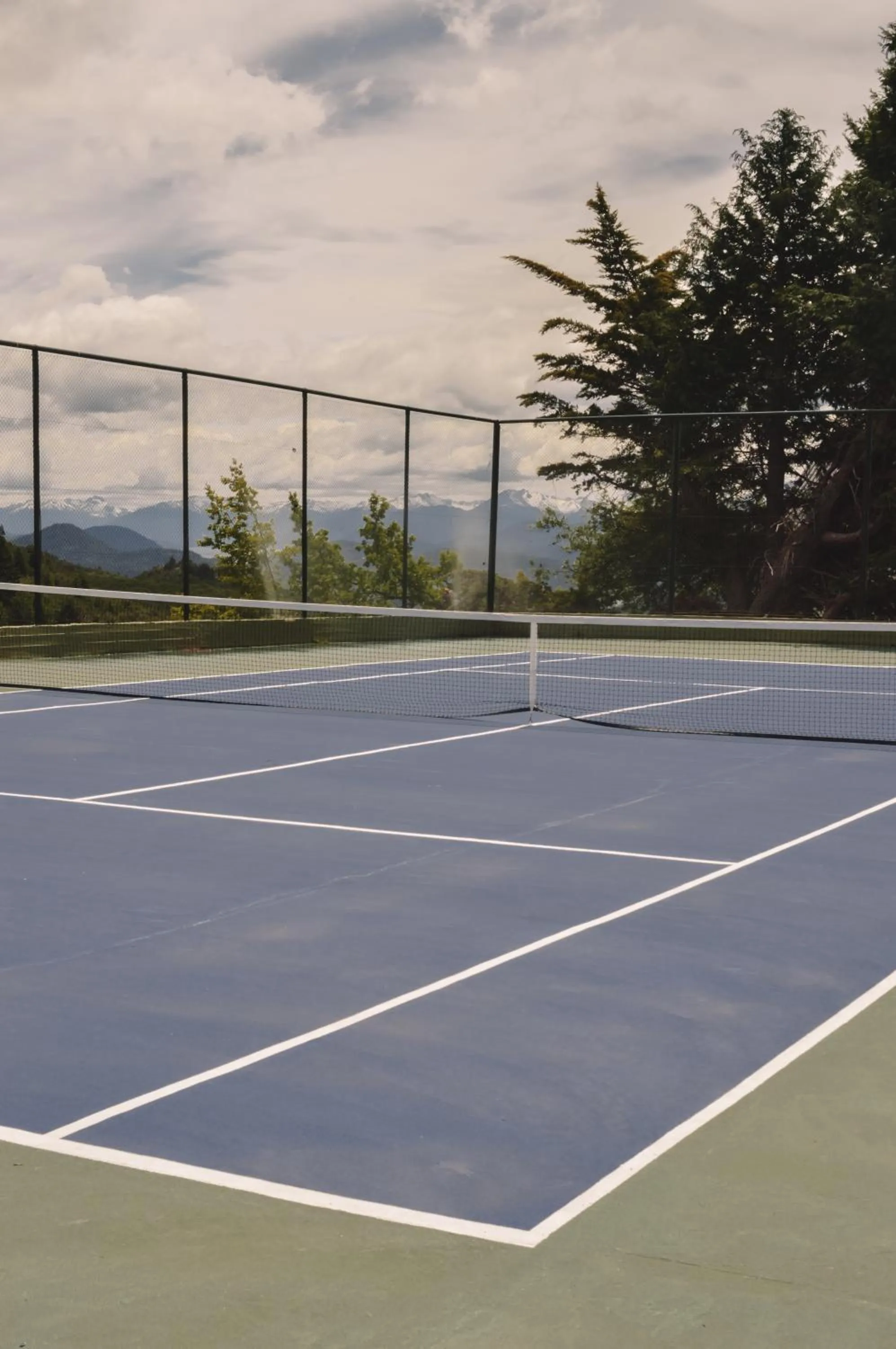 Tennis court in Hotel Catedral Patagonia Ski & Wellness