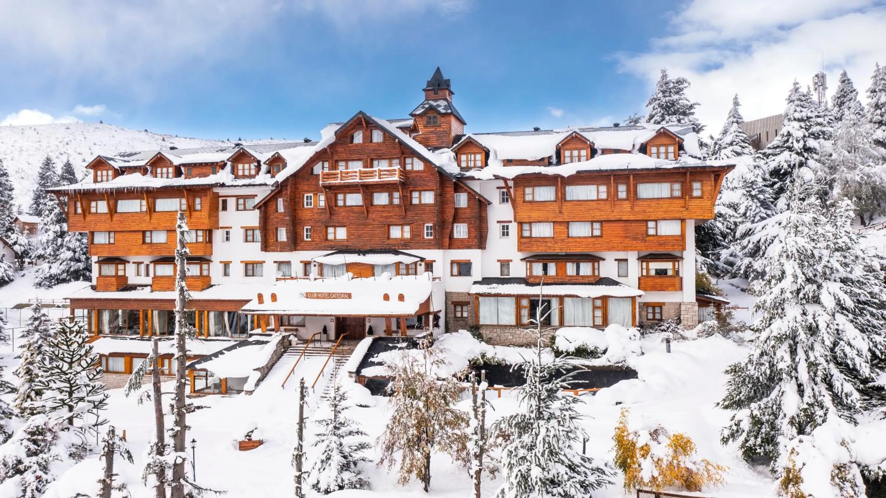 Facade/entrance in Hotel Catedral Patagonia Ski & Wellness