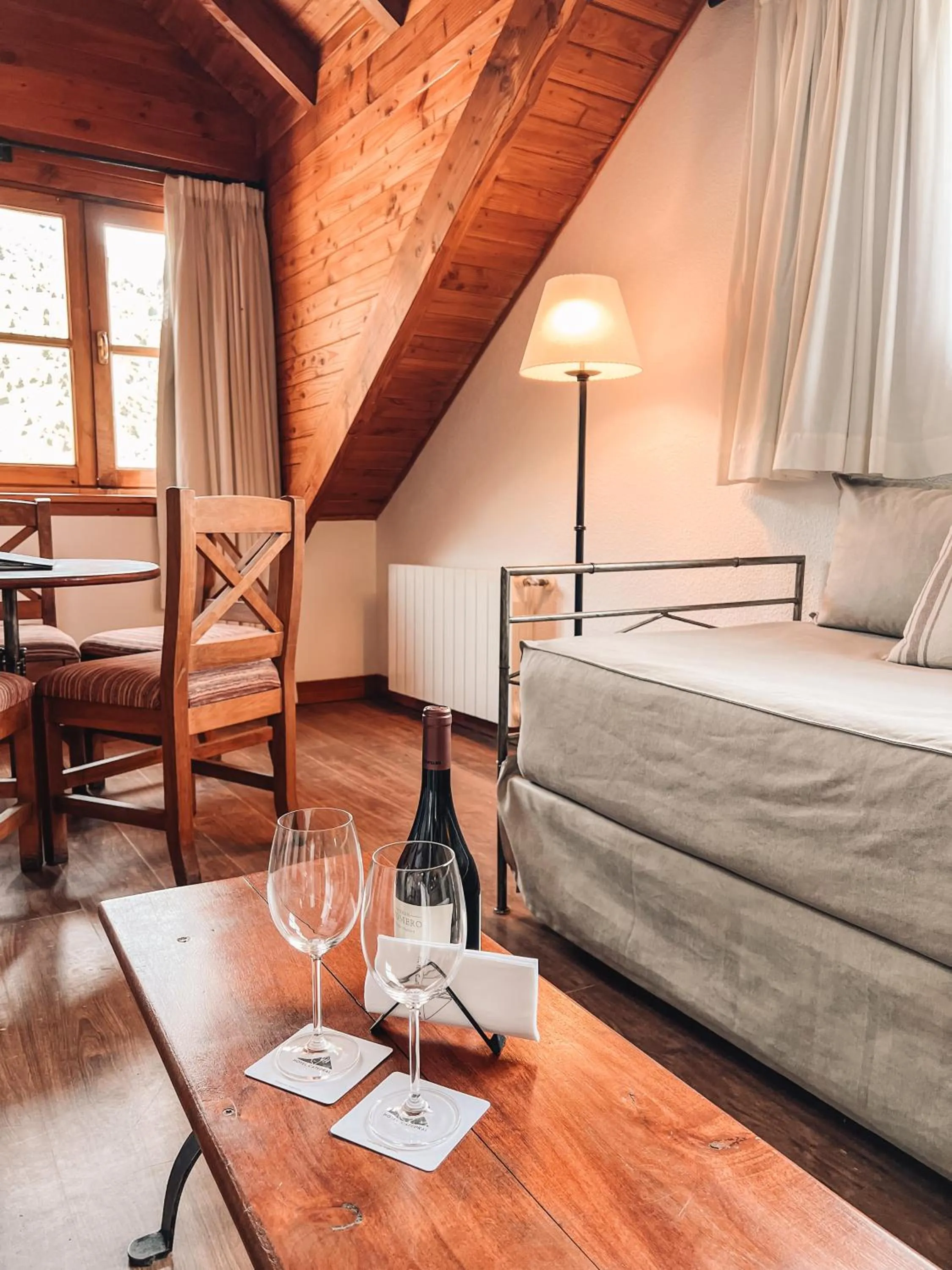 Living room, Bed in Hotel Catedral Patagonia Ski & Wellness