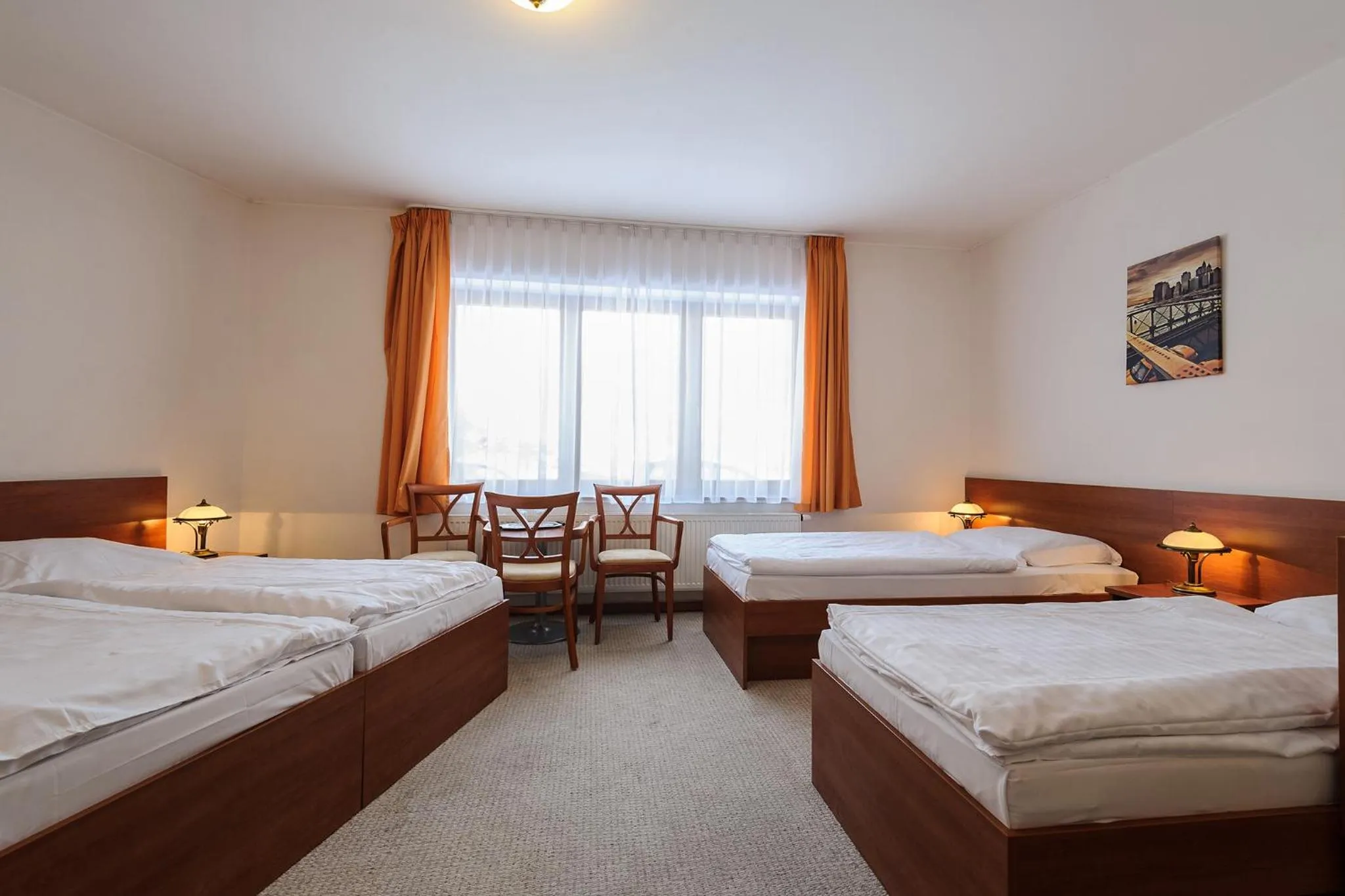 Photo of the whole room, Bed in Alexis