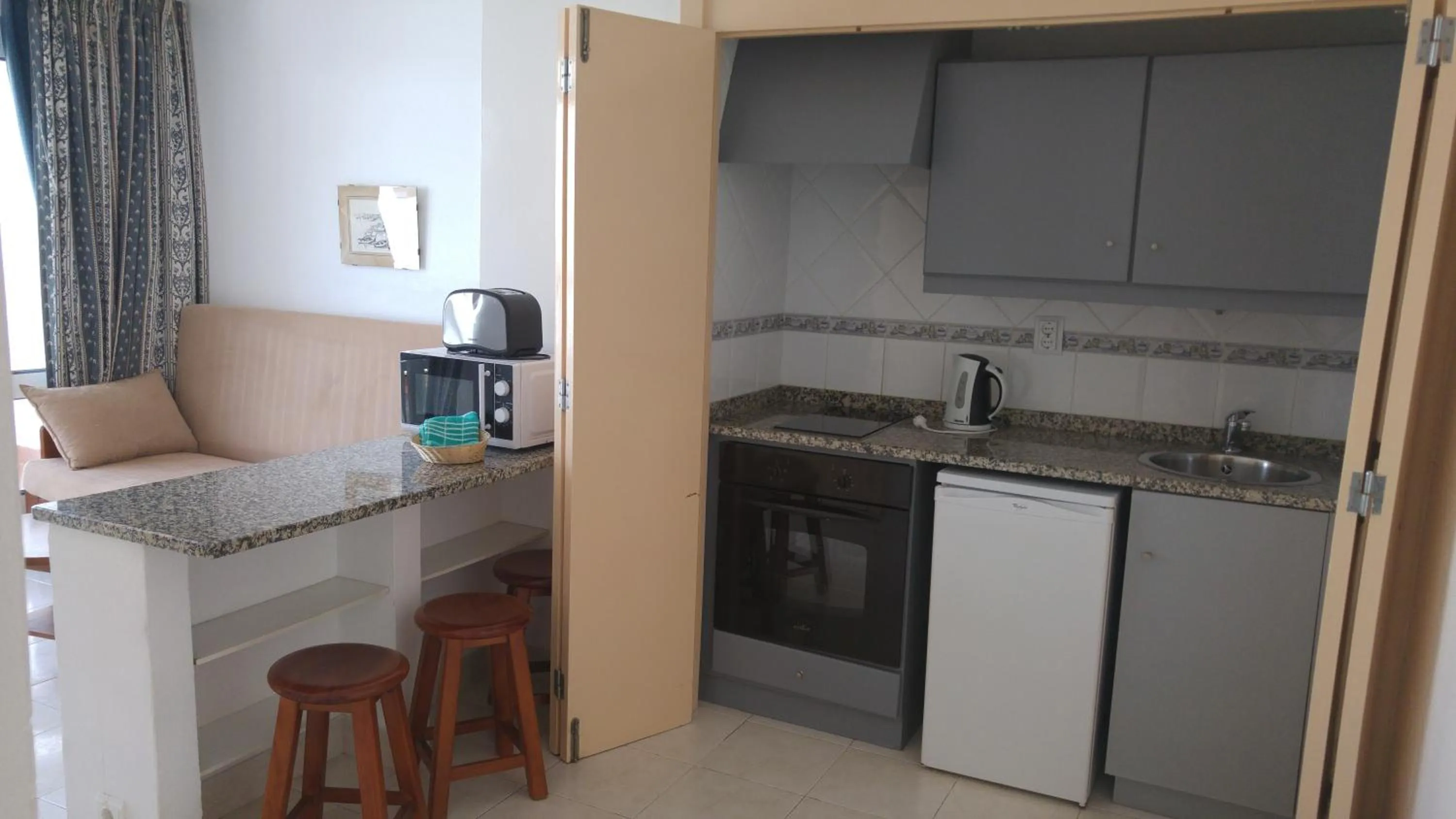 Kitchen or kitchenette in Edificio Albufeira Apartamentos A. Local - Albuturismo Lda