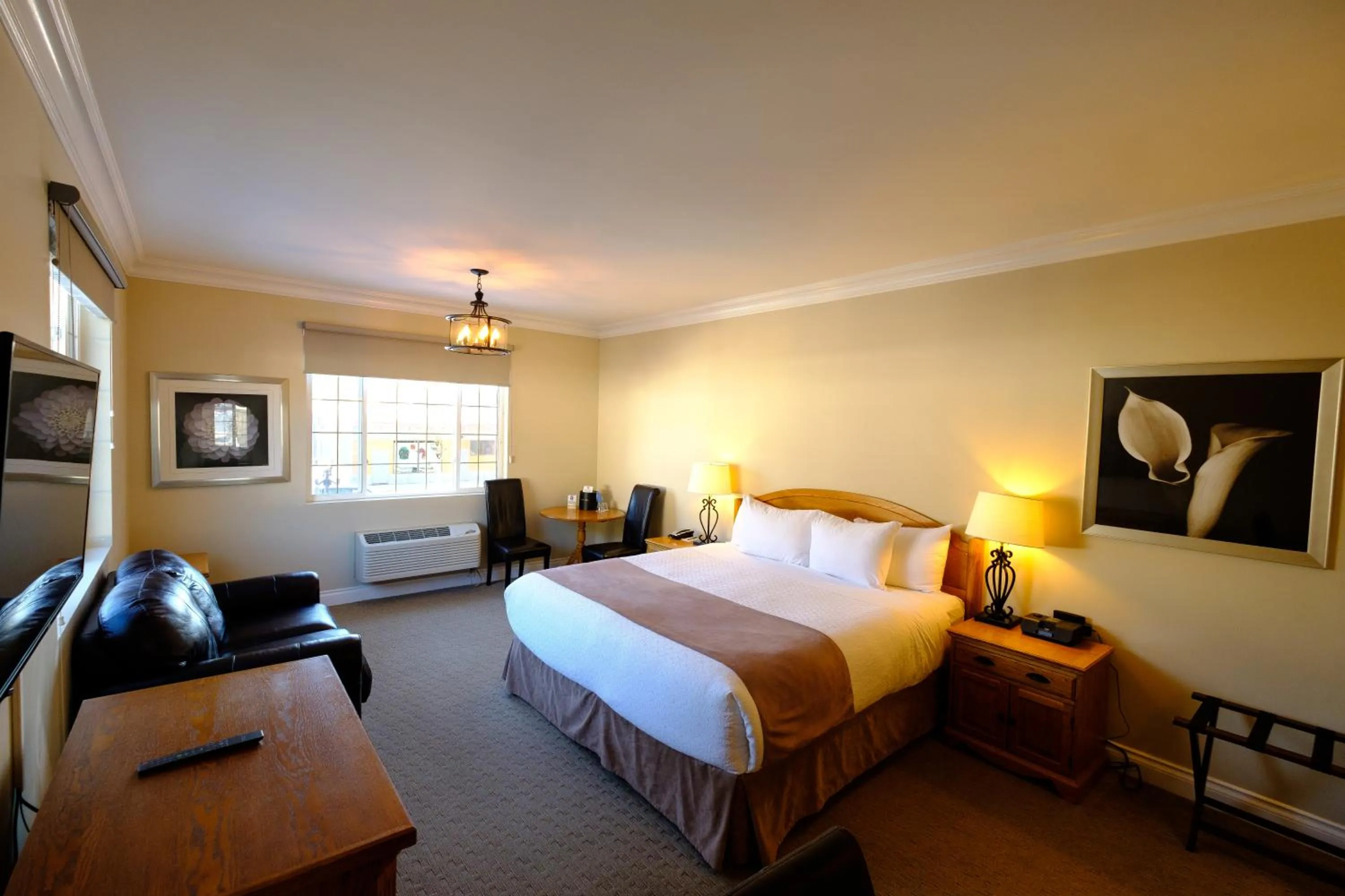 Photo of the whole room, Bed in Regent Hotel Revelstoke