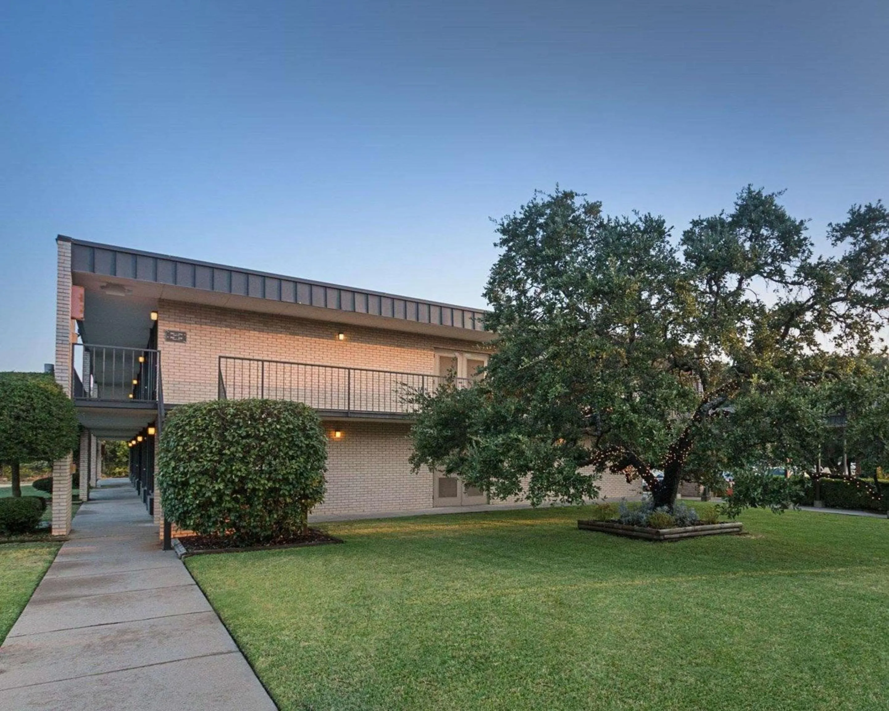 Property building in Quality Inn Ennis