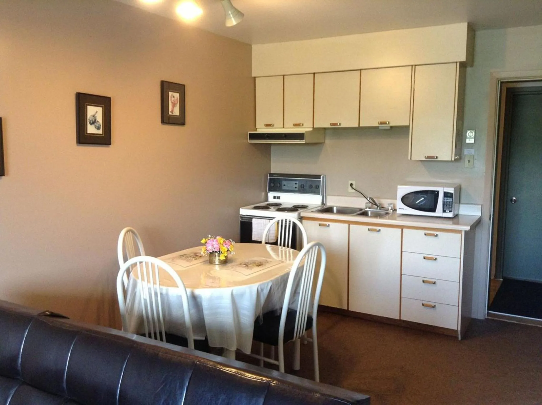 Kitchen or kitchenette in Motel Rayalco