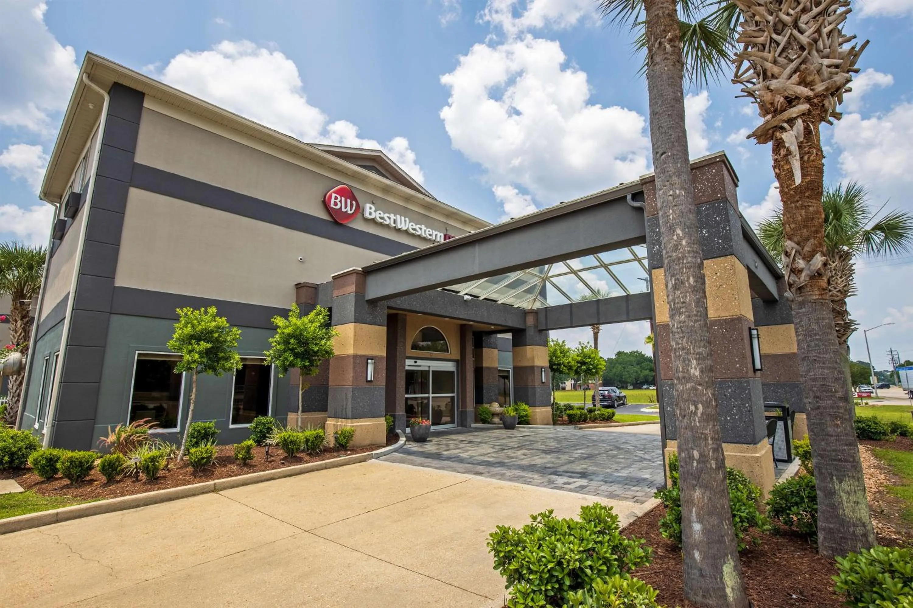 Property building in Best Western Plus Lafayette Vermilion River Inn & Suites