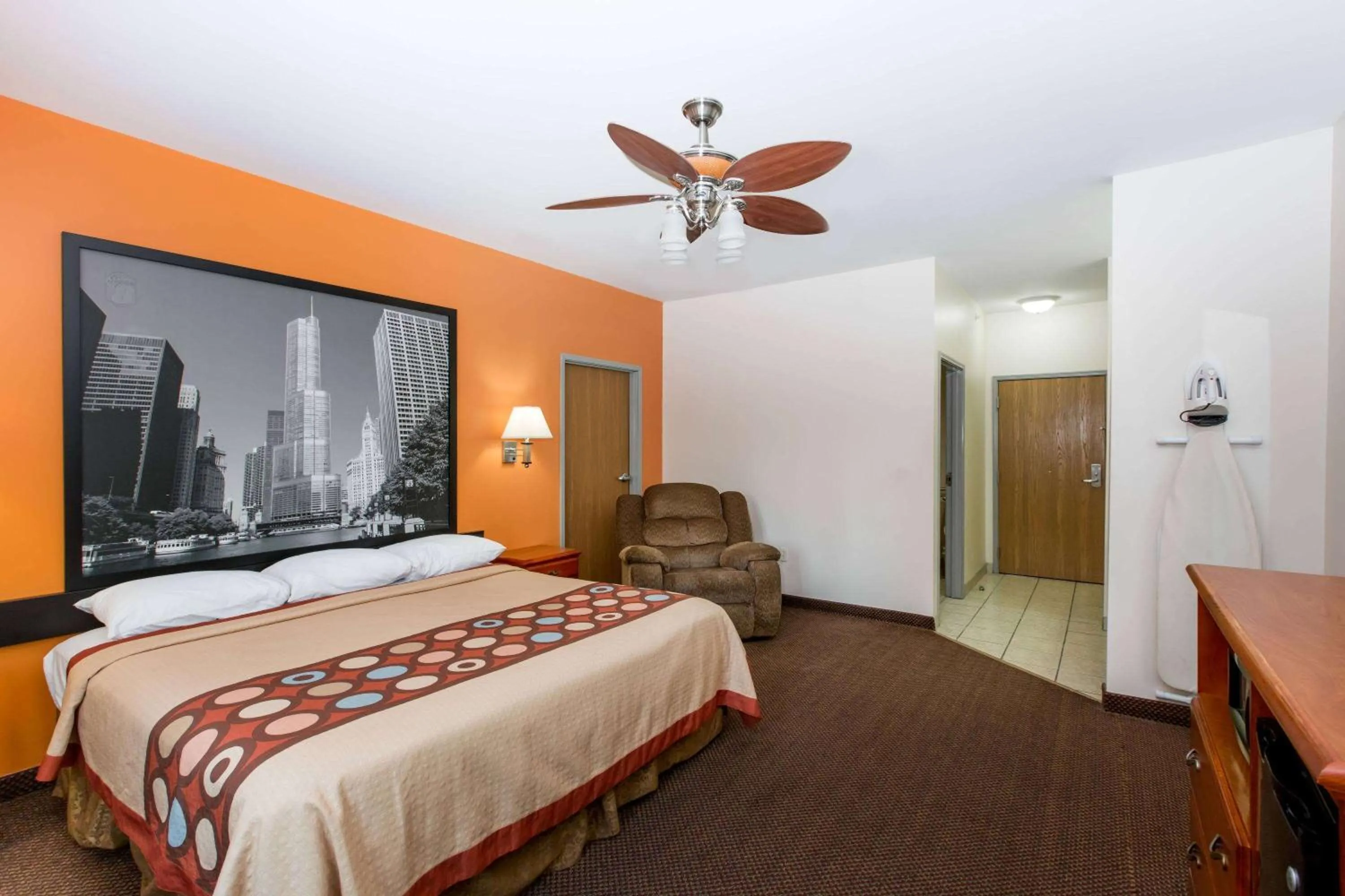 Photo of the whole room, Bed in Super 8 by Wyndham Salina