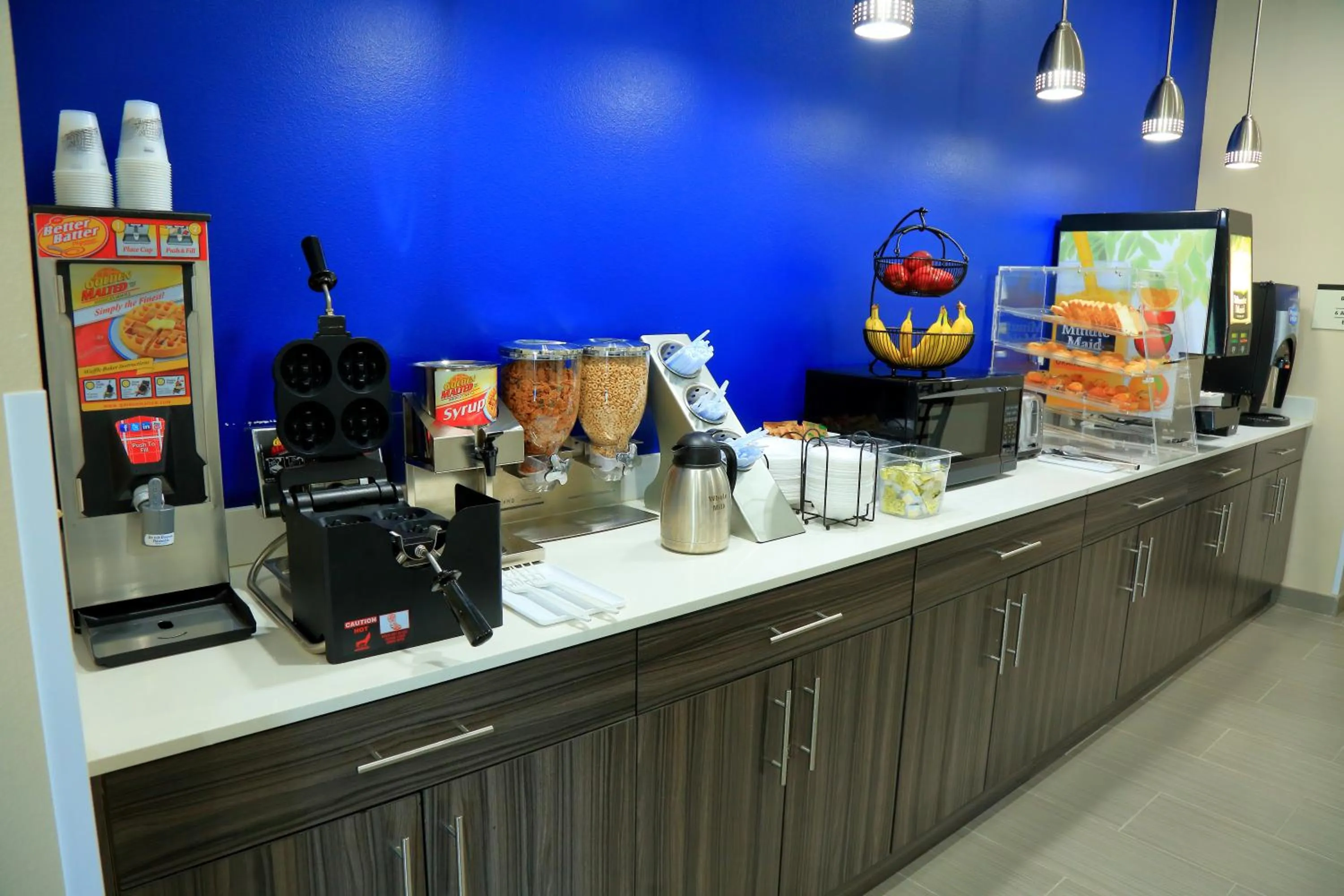Continental breakfast in Americas Best Value Inn & Suites-Prairieville