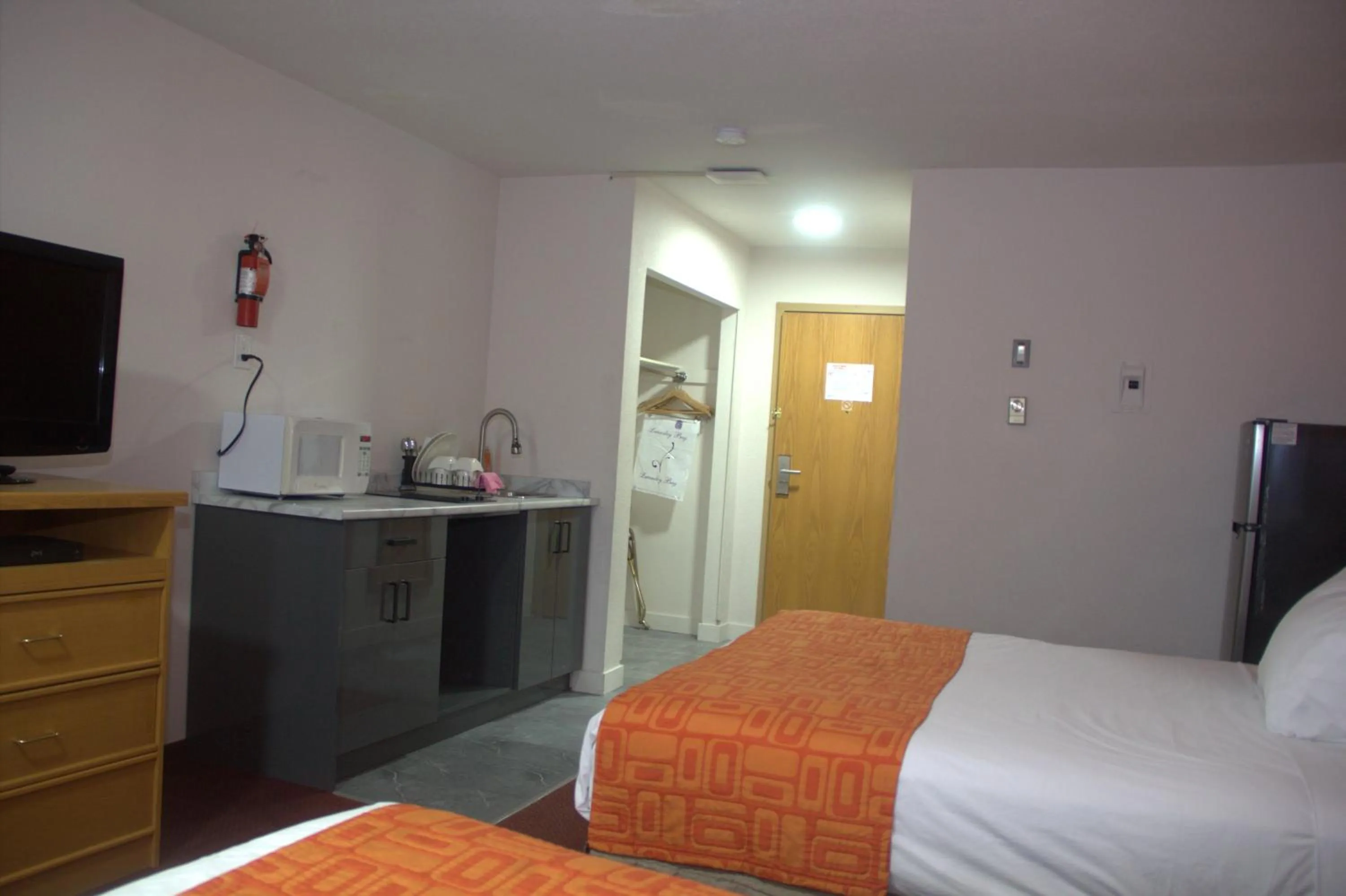 Breakfast, Bed in Howard Johnson by Wyndham Fort St. John