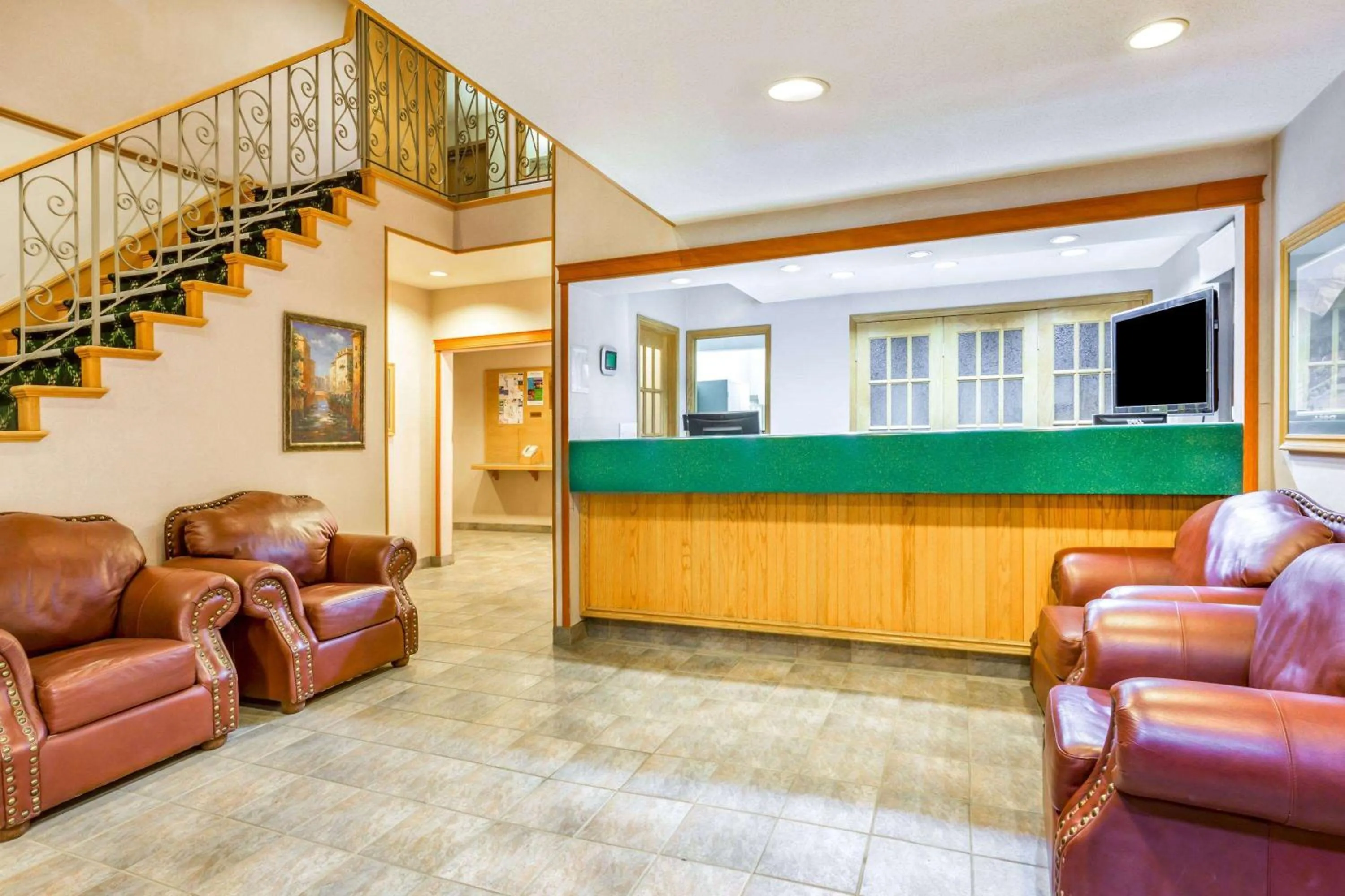 Lobby or reception in Howard Johnson by Wyndham Fort St. John
