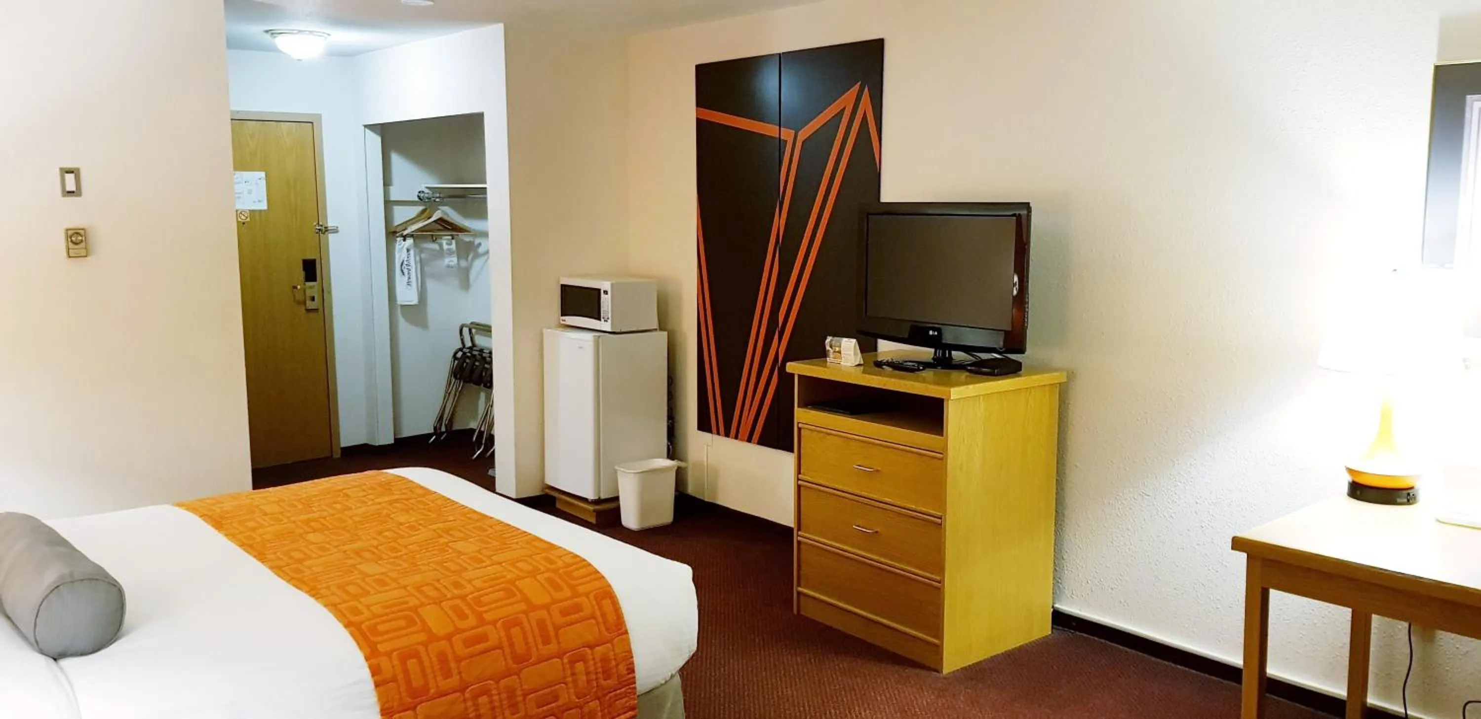 TV and multimedia, Bed in Howard Johnson by Wyndham Fort St. John