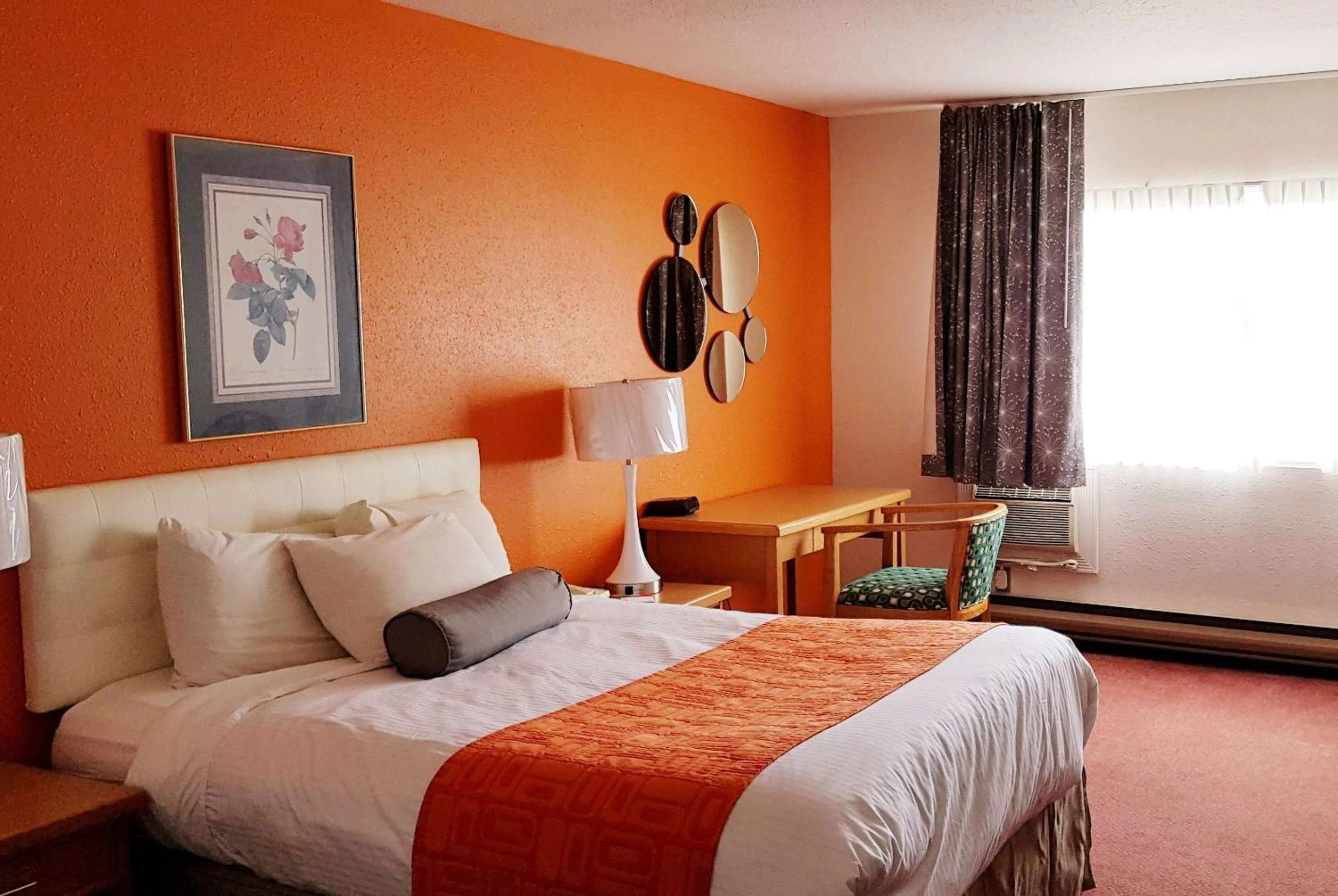 Photo of the whole room, Bed in Howard Johnson by Wyndham Fort St. John
