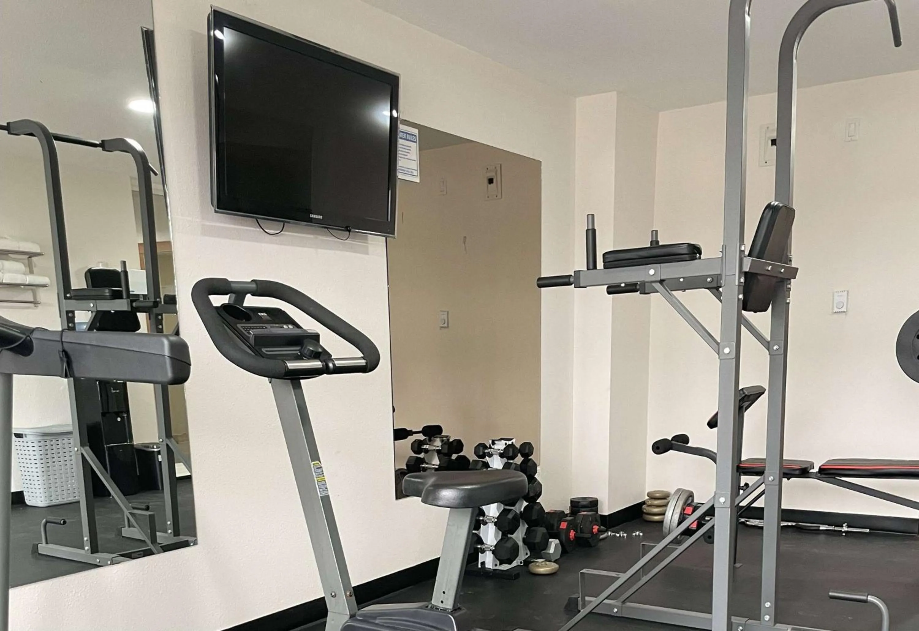Fitness centre/facilities in Howard Johnson by Wyndham Fort St. John