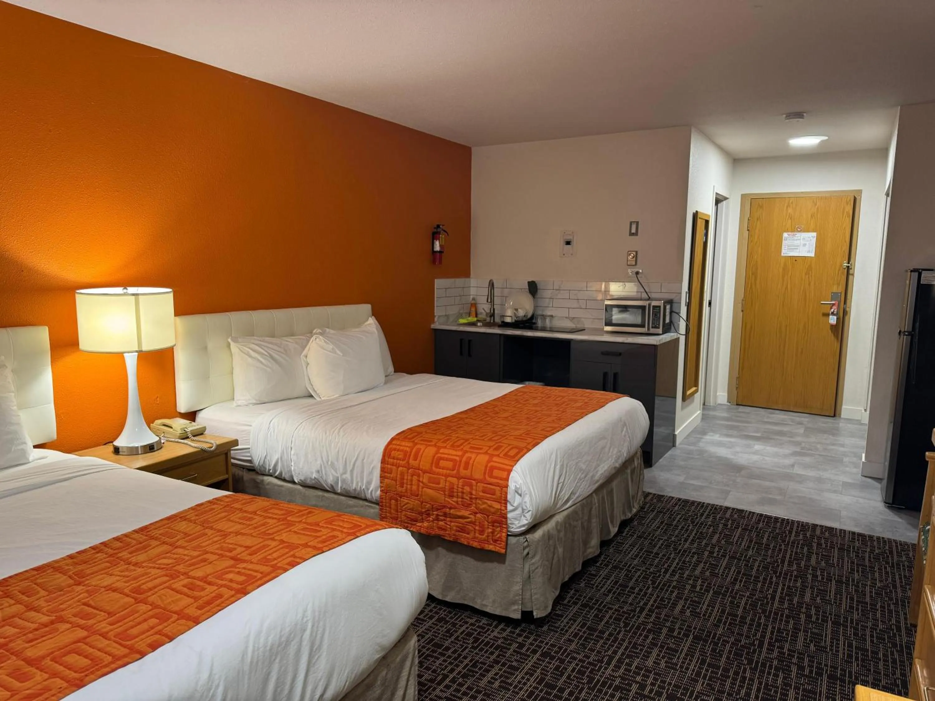 Breakfast, Bed in Howard Johnson by Wyndham Fort St. John