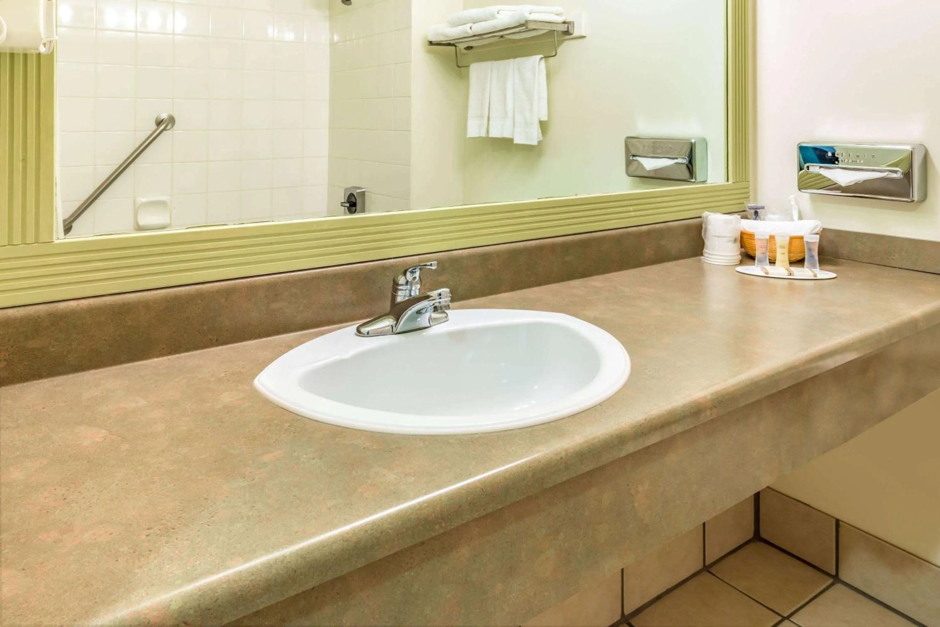 Bathroom in Howard Johnson by Wyndham Fort St. John