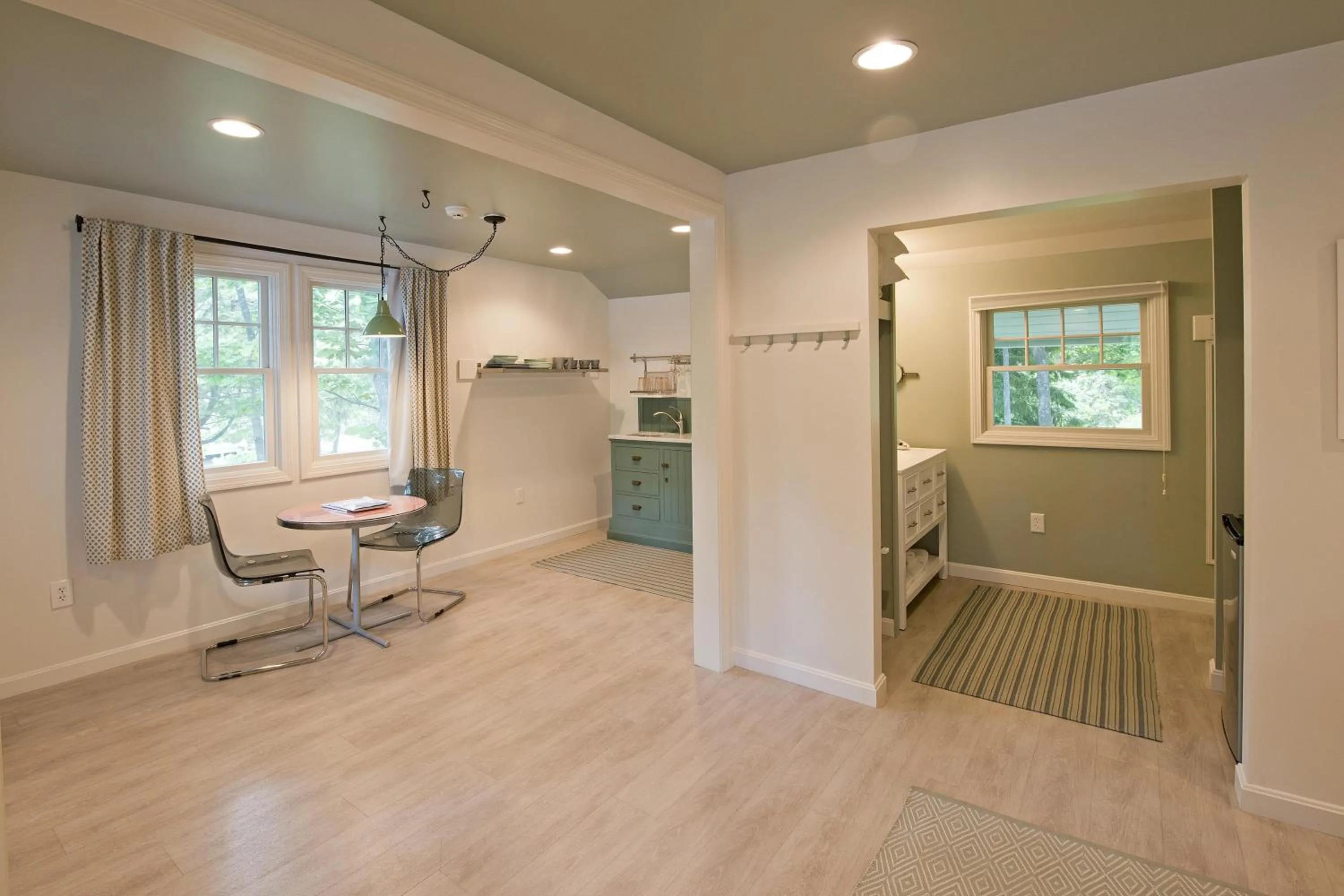 Photo of the whole room in The Lodge on the Cove