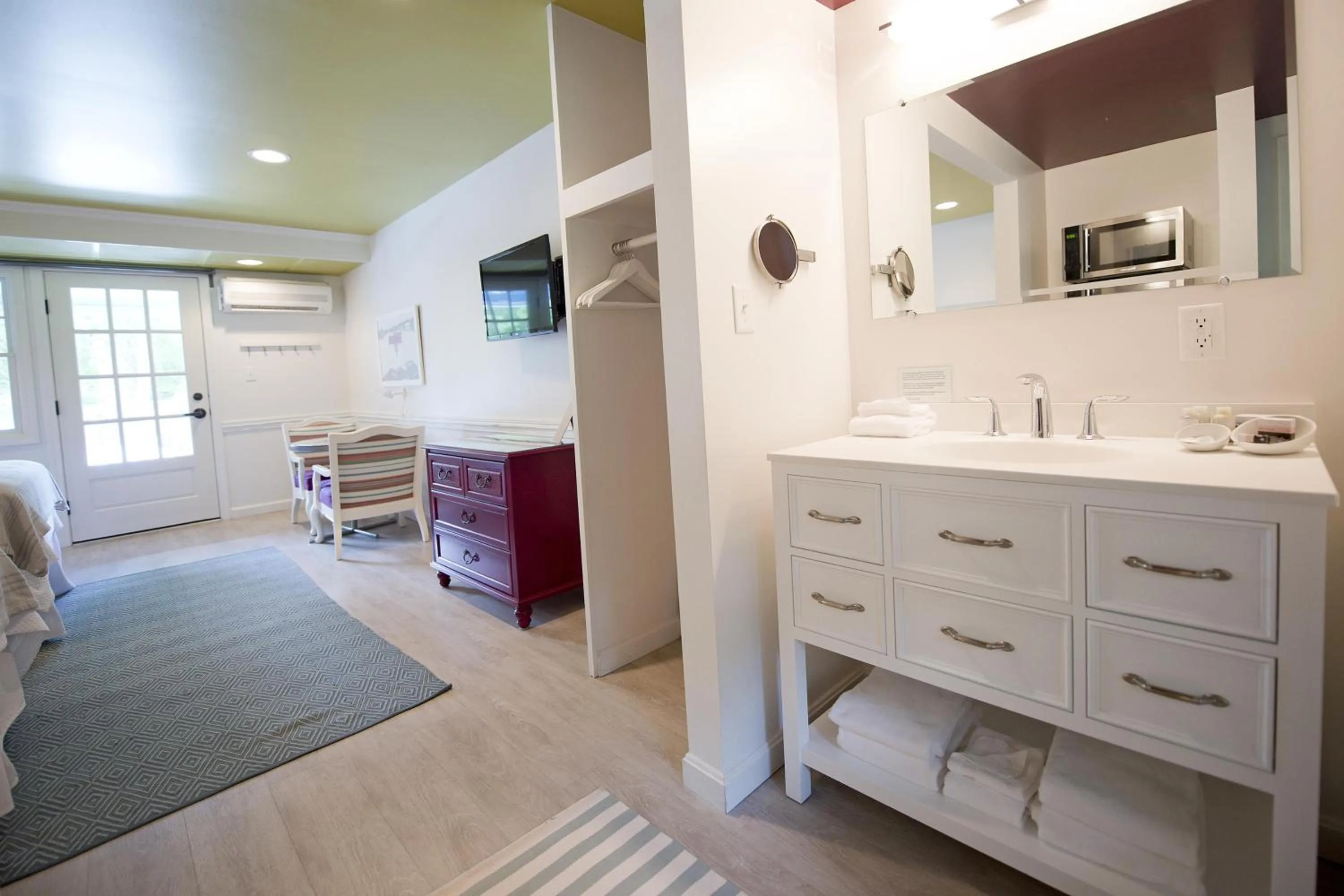 Bathroom, Bed in The Lodge on the Cove