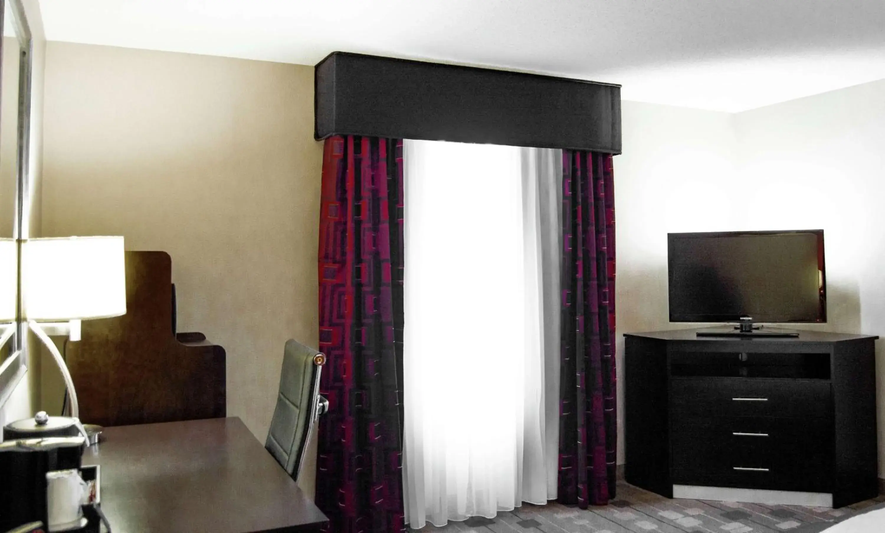 King Room with King Bed - Non-Smoking in Hampton Inn & Suites Richmond Glenside King Room with King Bed - Non-Smoking in Hampton Inn & Suites Richmond Glenside