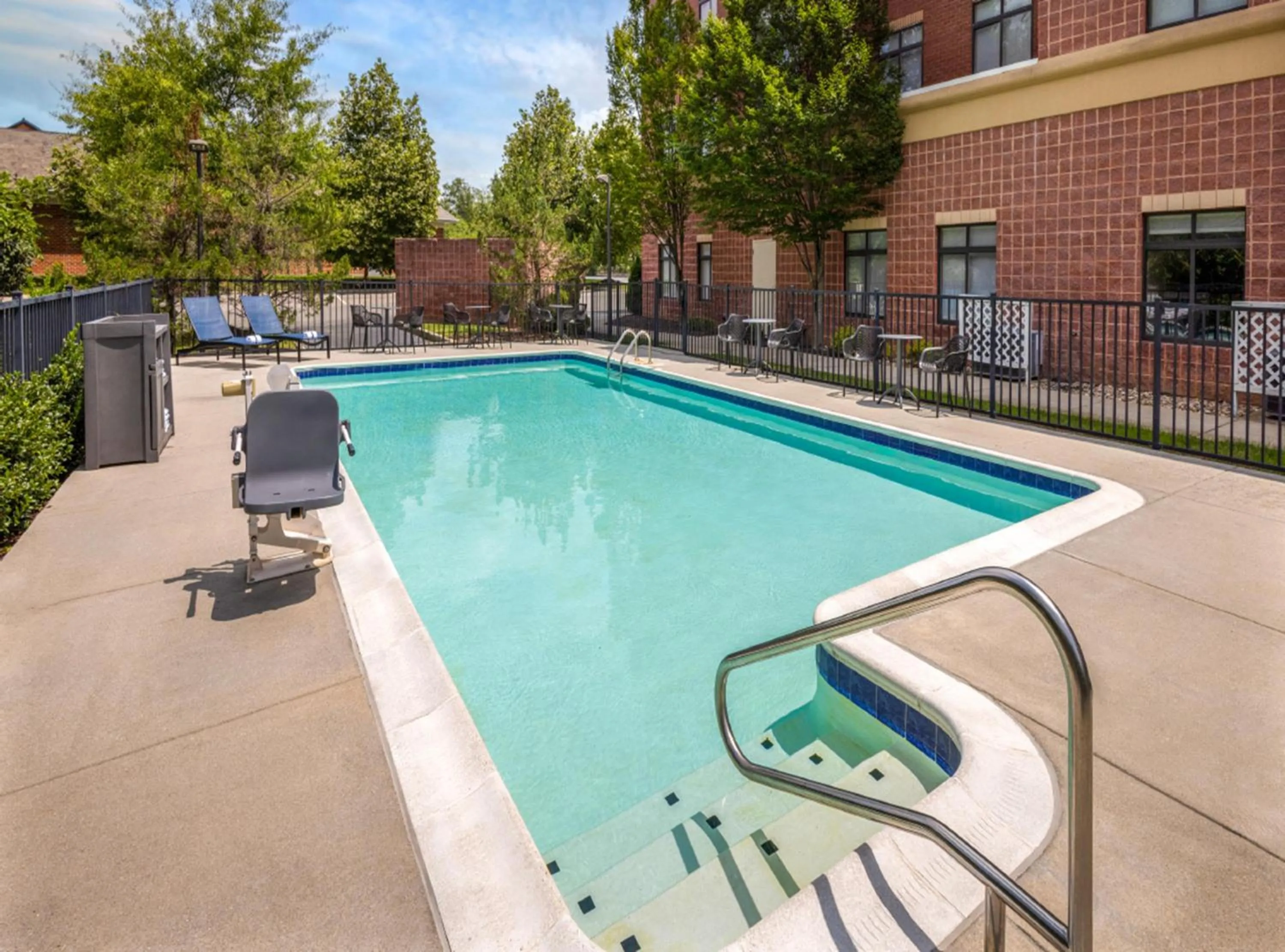 Pool view in Hampton Inn & Suites Richmond Glenside