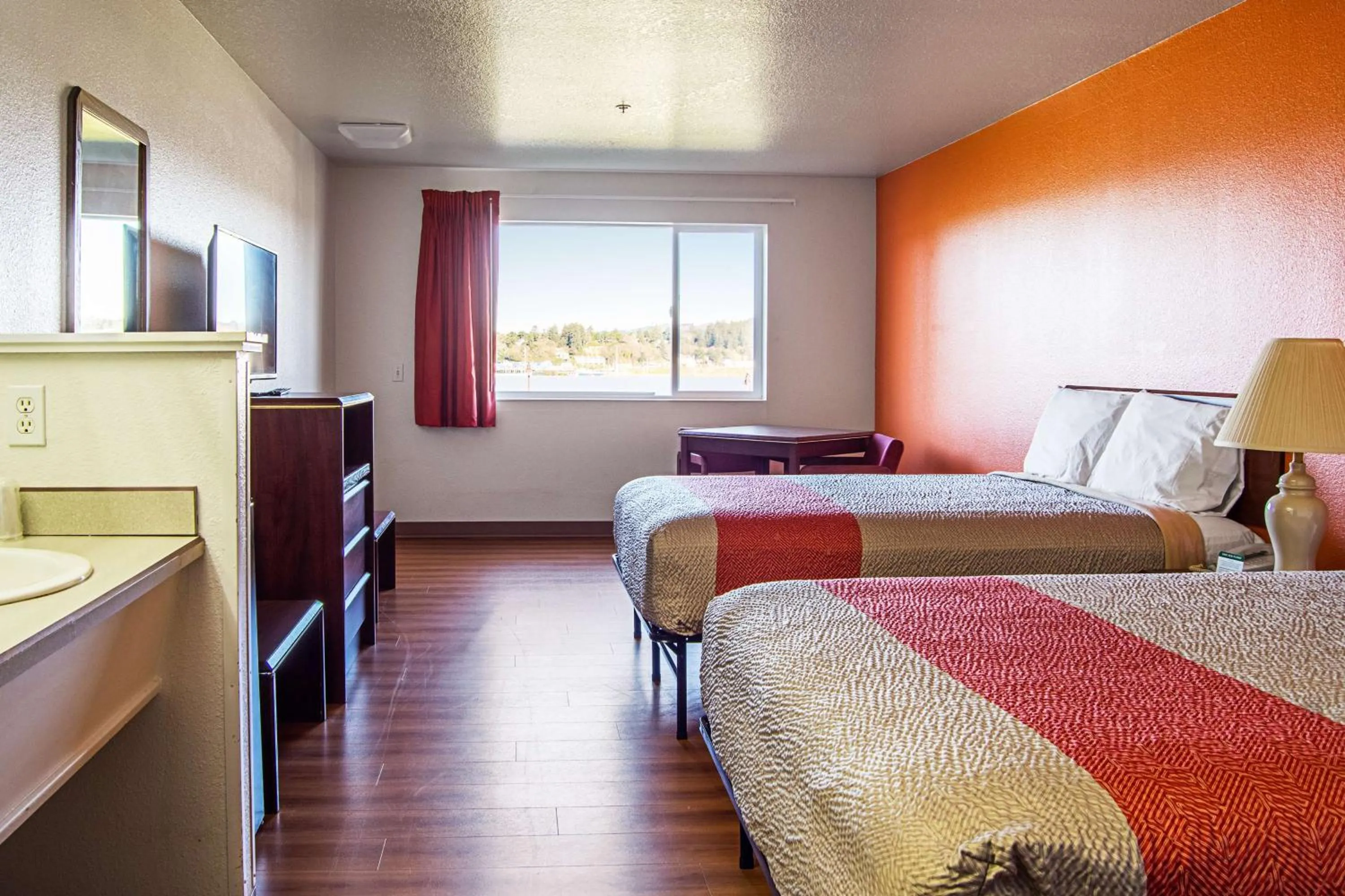 TV and multimedia, Bed in Motel 6-Newport, OR