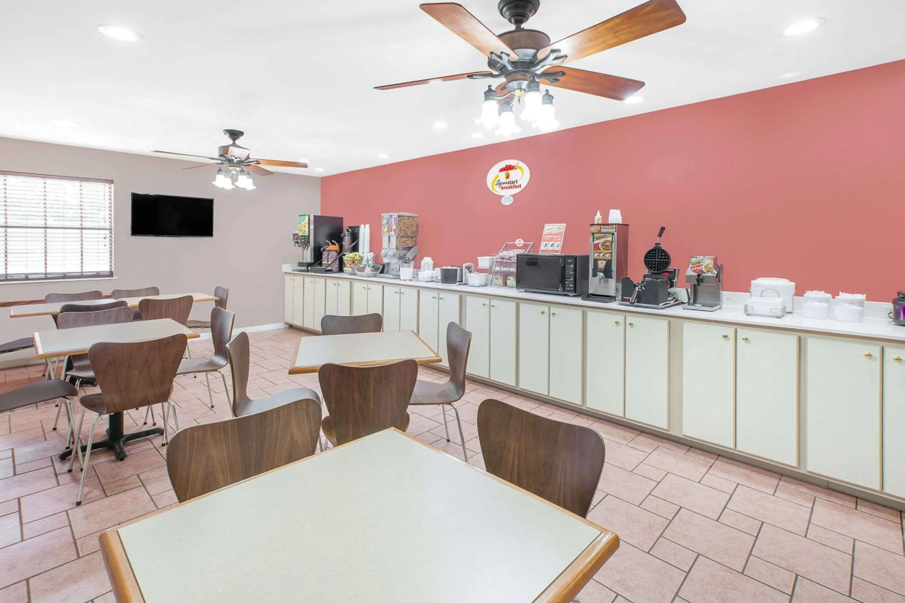 Restaurant/places to eat in Super 8 by Wyndham Lowell/Bentonville/Rogers Area