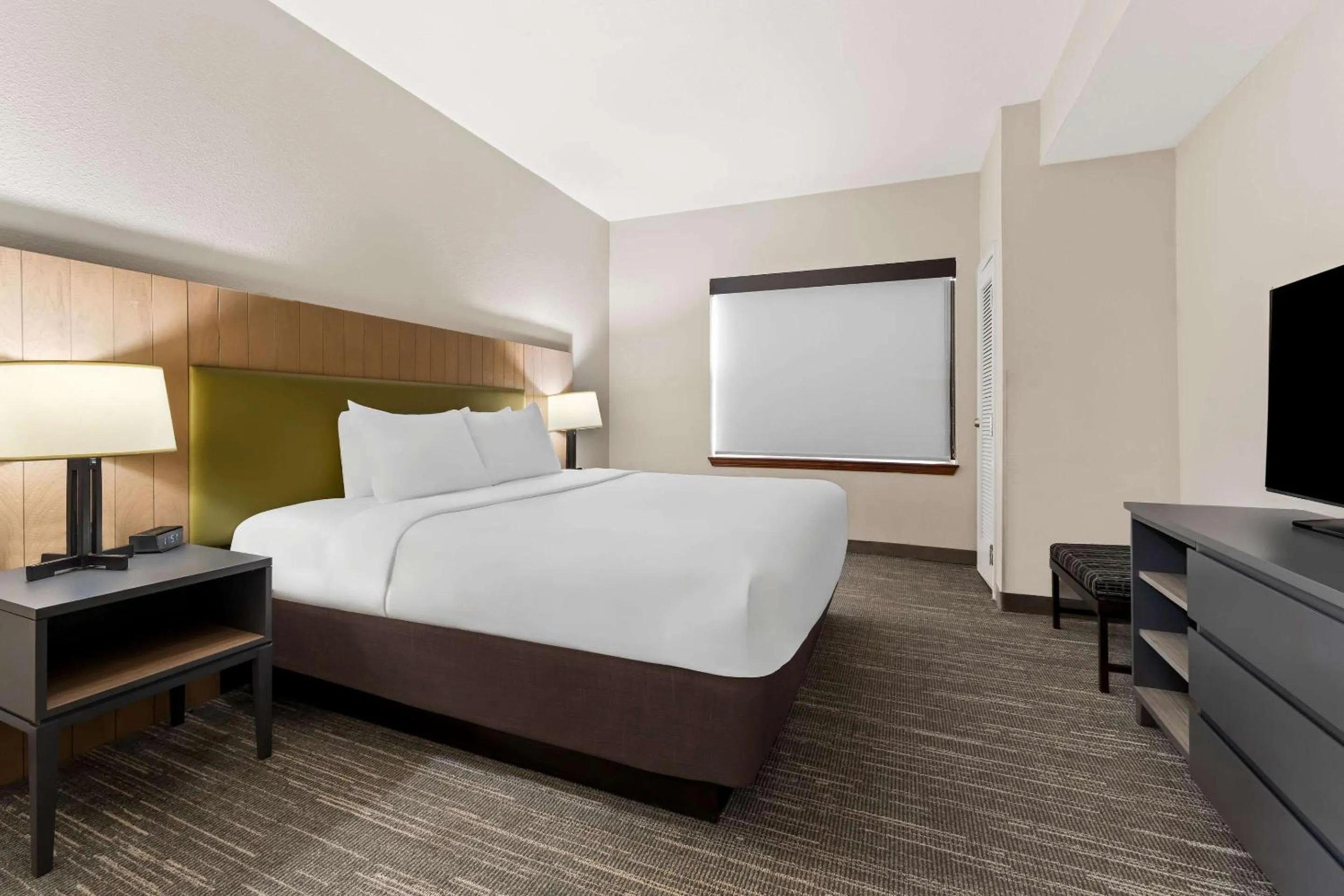 Bedroom, Bed in Country Inn & Suites by Radisson, Macon North, GA