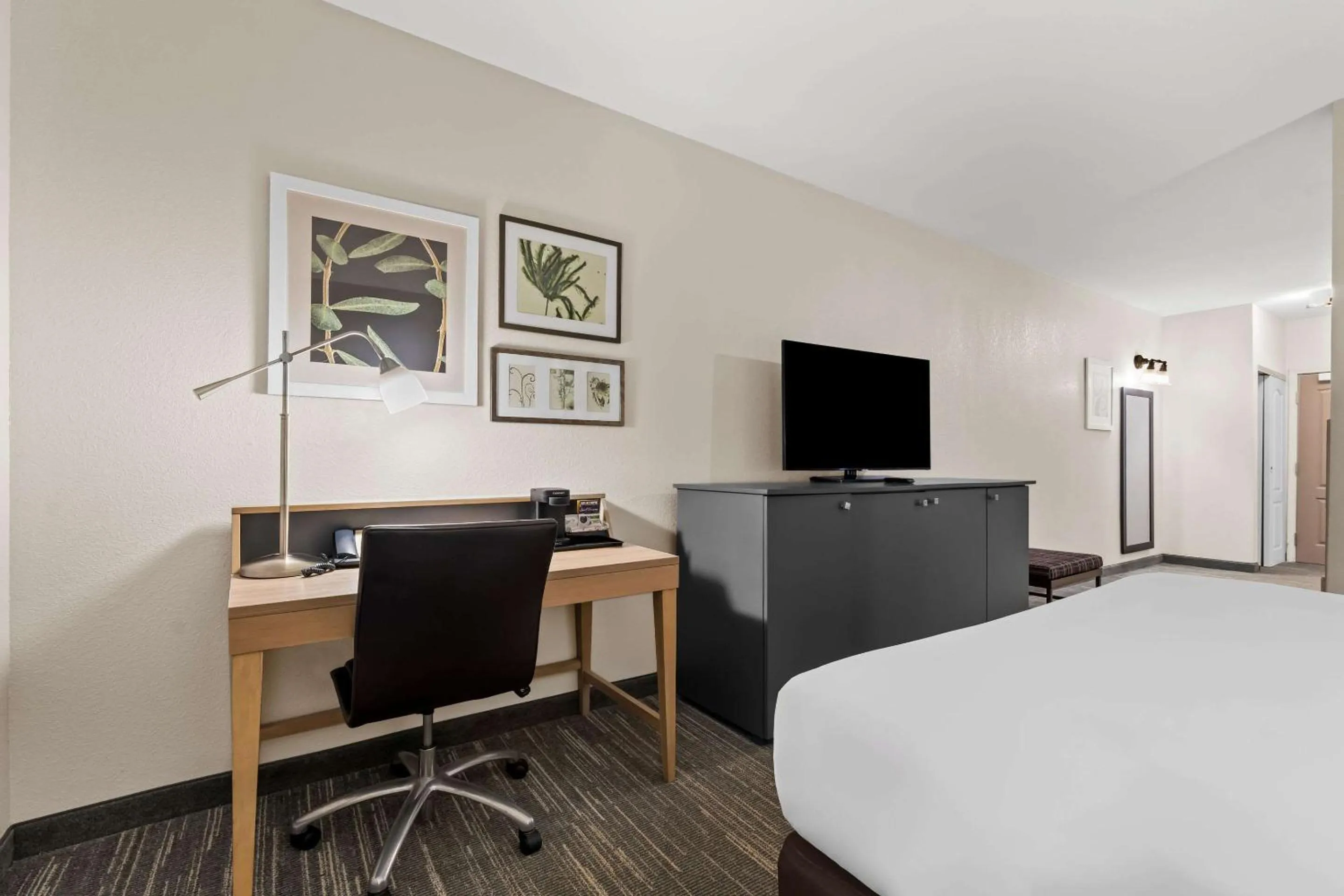 Bedroom, Bed in Country Inn & Suites by Radisson, Macon North, GA