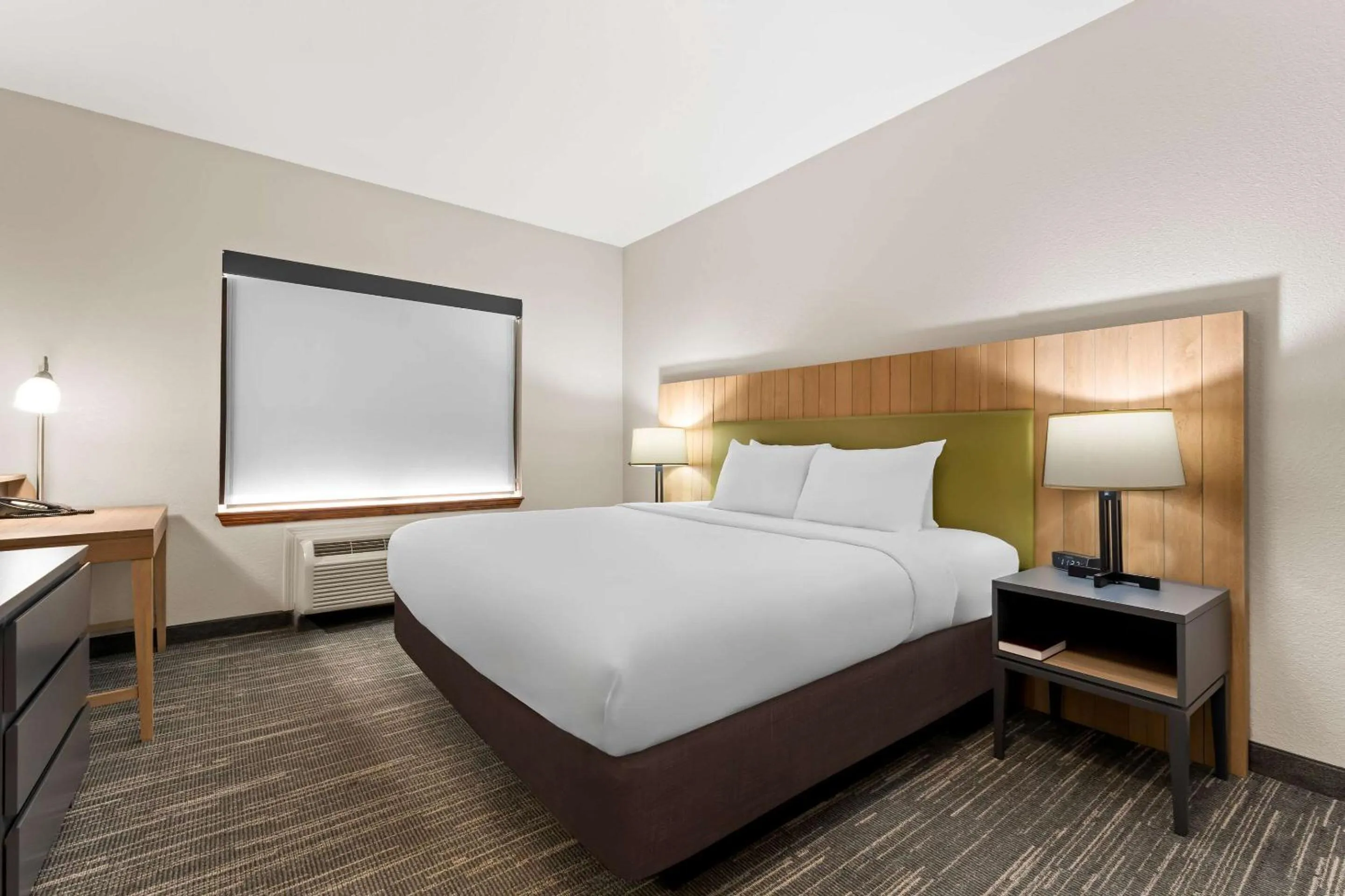 Bedroom, Bed in Country Inn & Suites by Radisson, Macon North, GA