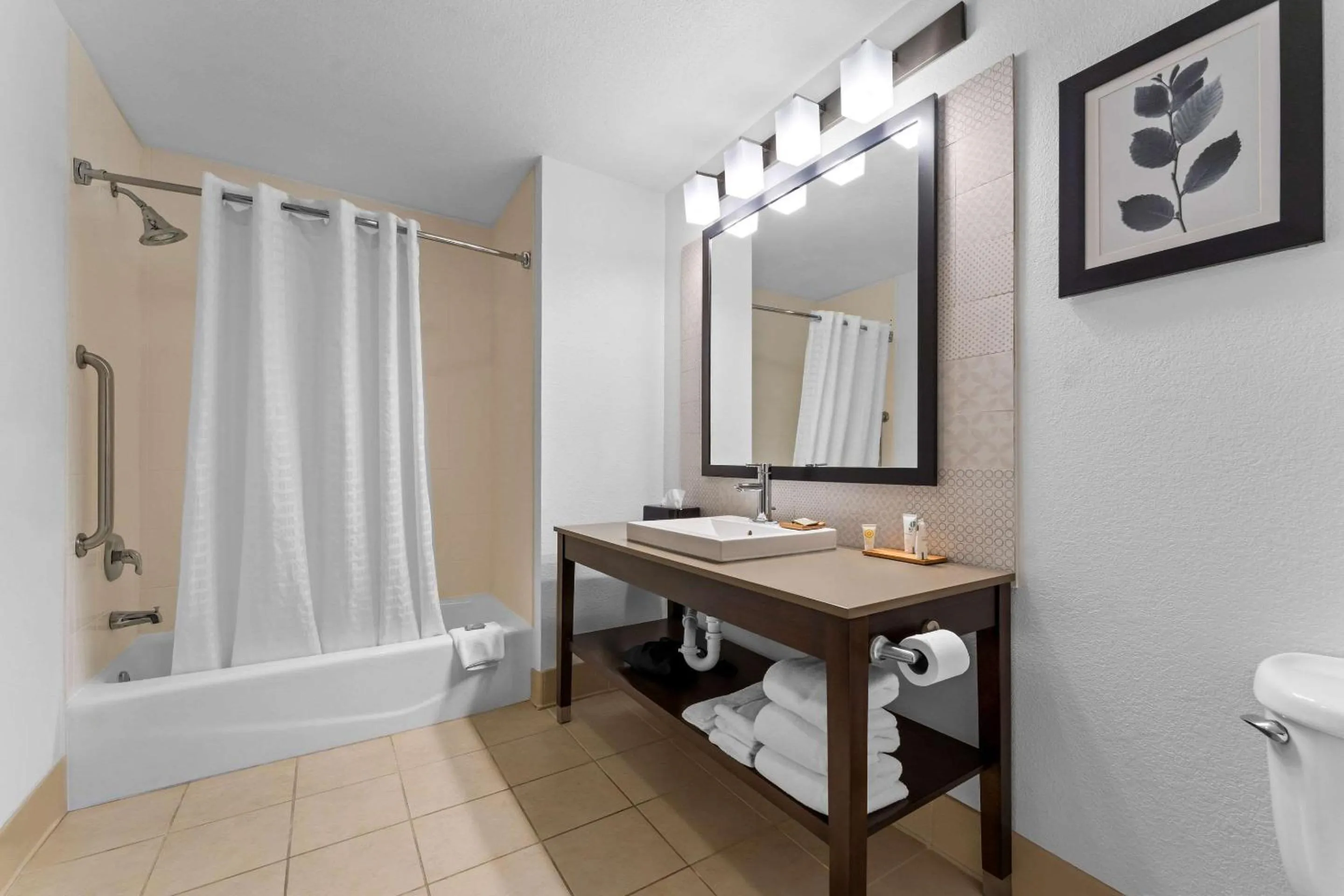 Bedroom in Country Inn & Suites by Radisson, Macon North, GA