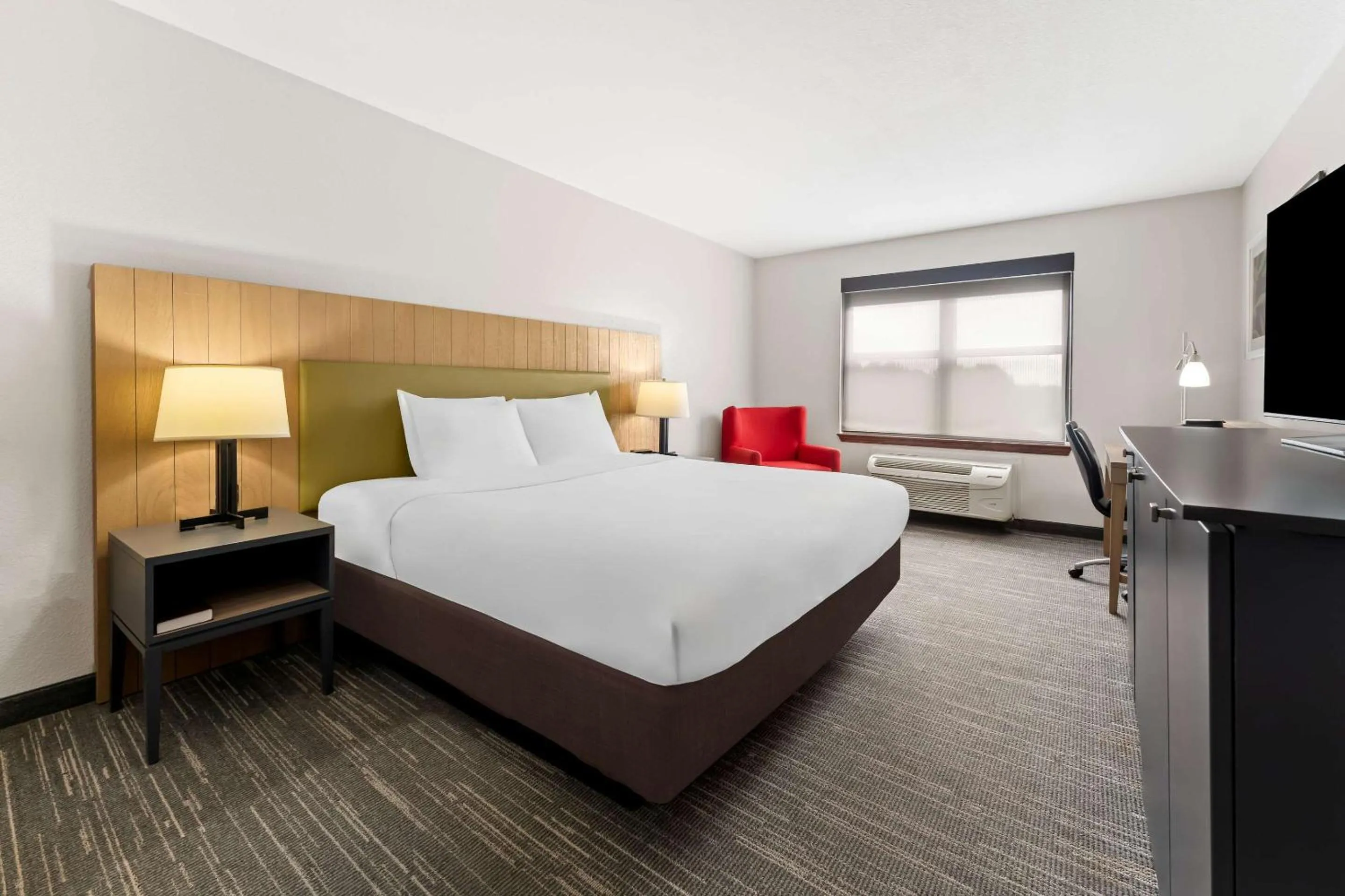 Bedroom, Bed in Country Inn & Suites by Radisson, Macon North, GA